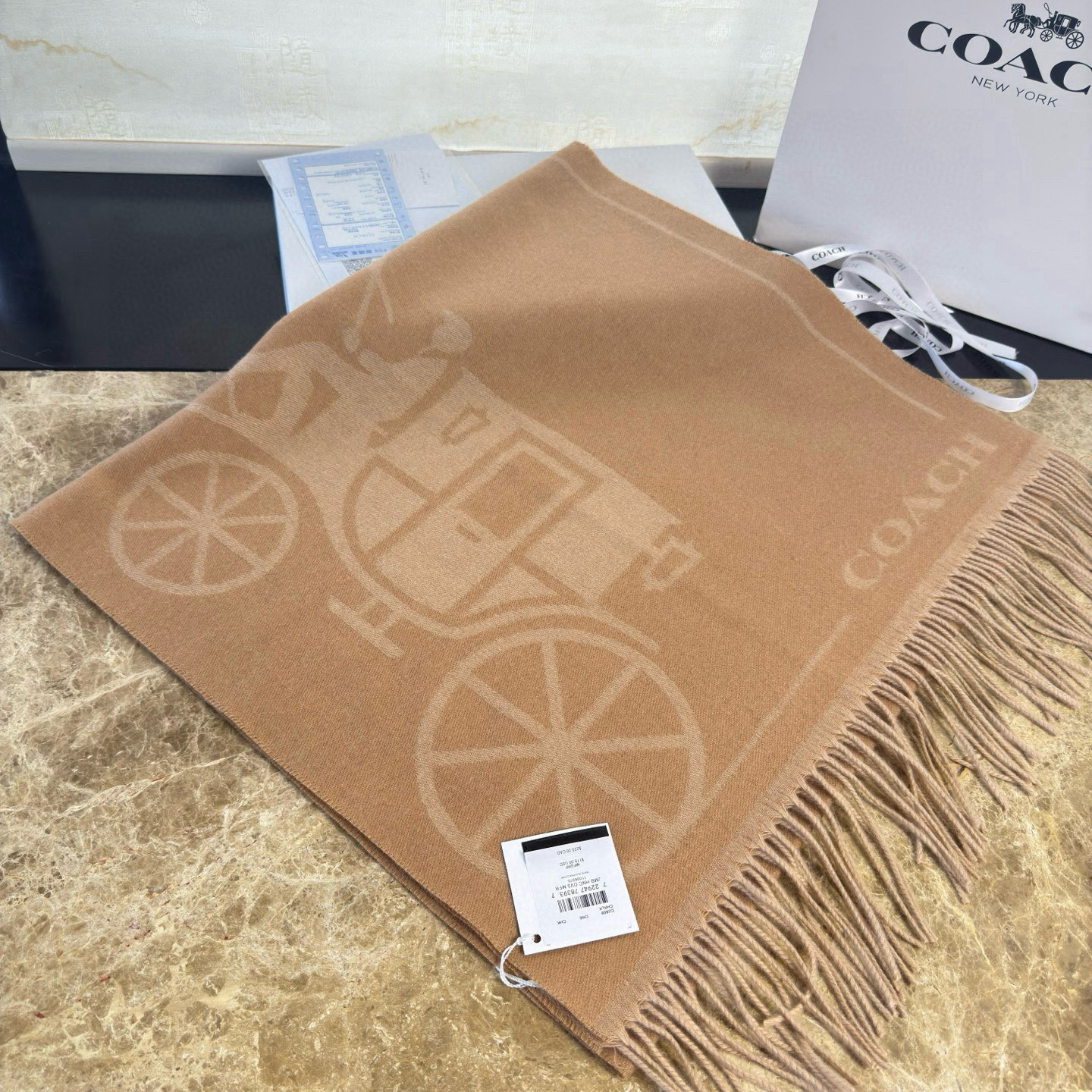 🆕COCAH新品马车图案印花大尺寸围巾❗️原版全套辅料，这款马车图案印花大尺寸围巾采用绵羊毛和山羊绒的奢