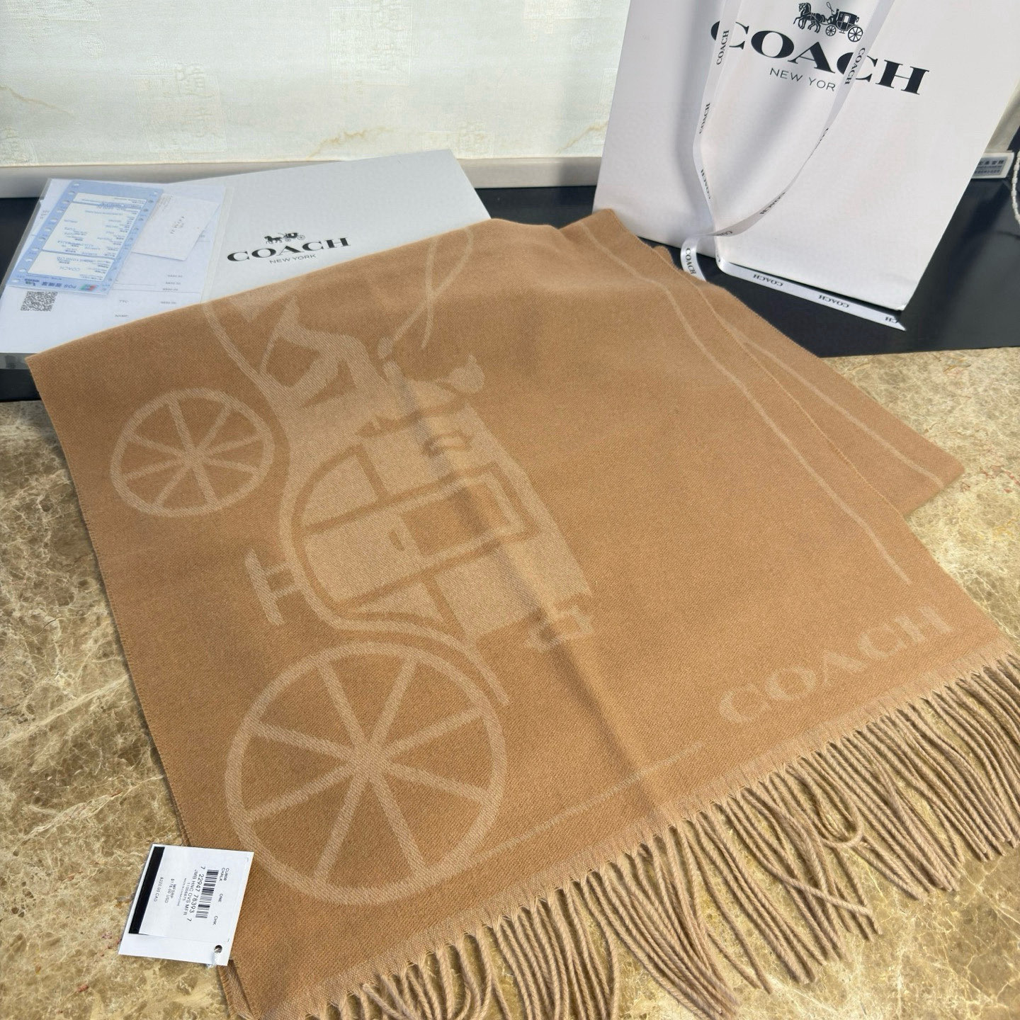 🆕COCAH新品马车图案印花大尺寸围巾❗️原版全套辅料，这款马车图案印花大尺寸围巾采用绵羊毛和山羊绒的奢