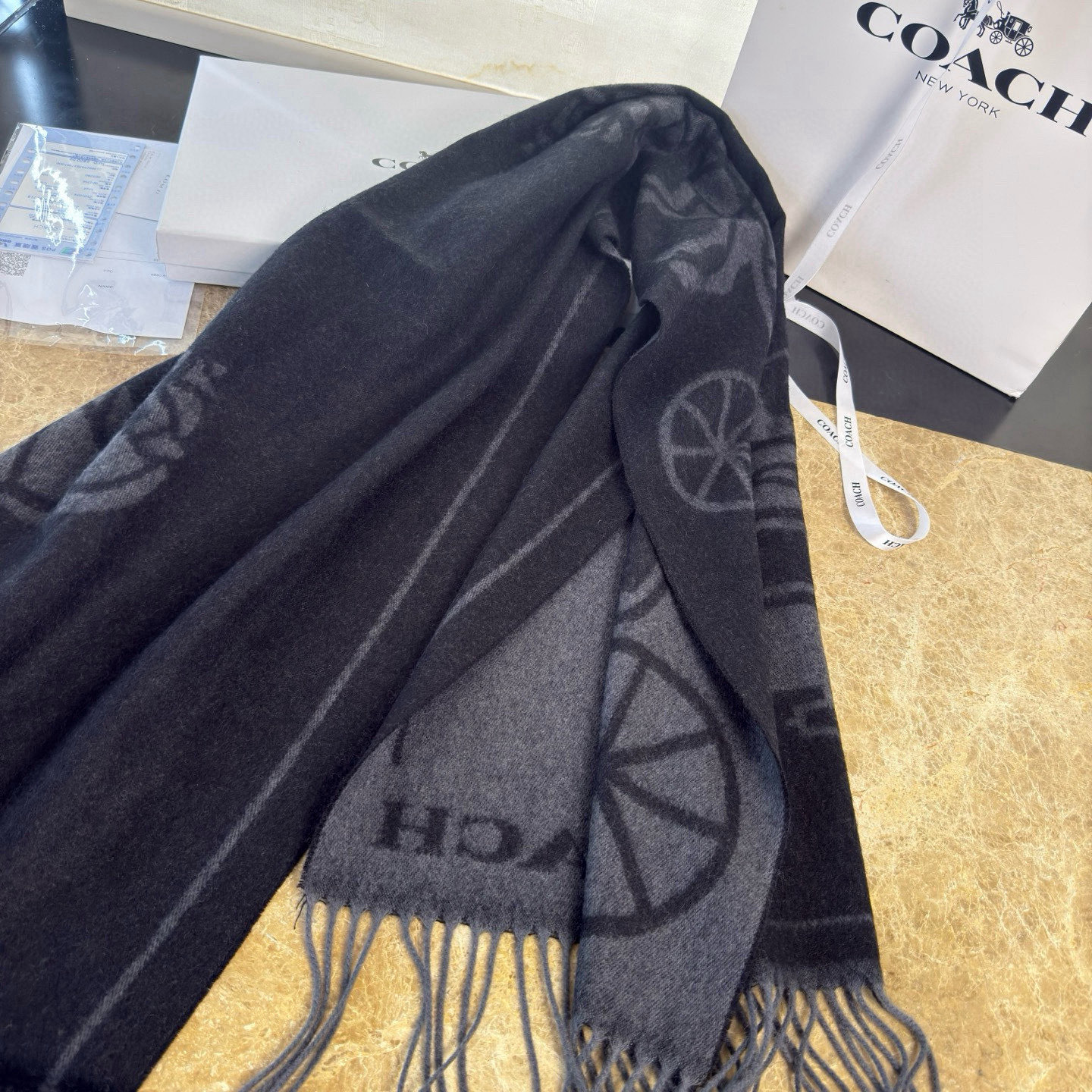 🆕COCAH新品马车图案印花大尺寸围巾❗️原版全套辅料，这款马车图案印花大尺寸围巾采用绵羊毛和山羊绒的奢