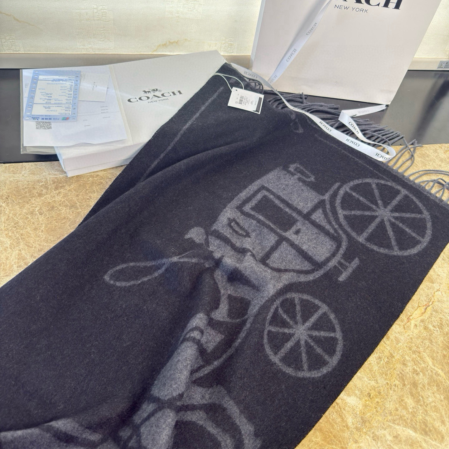 🆕COCAH新品马车图案印花大尺寸围巾❗️原版全套辅料，这款马车图案印花大尺寸围巾采用绵羊毛和山羊绒的奢