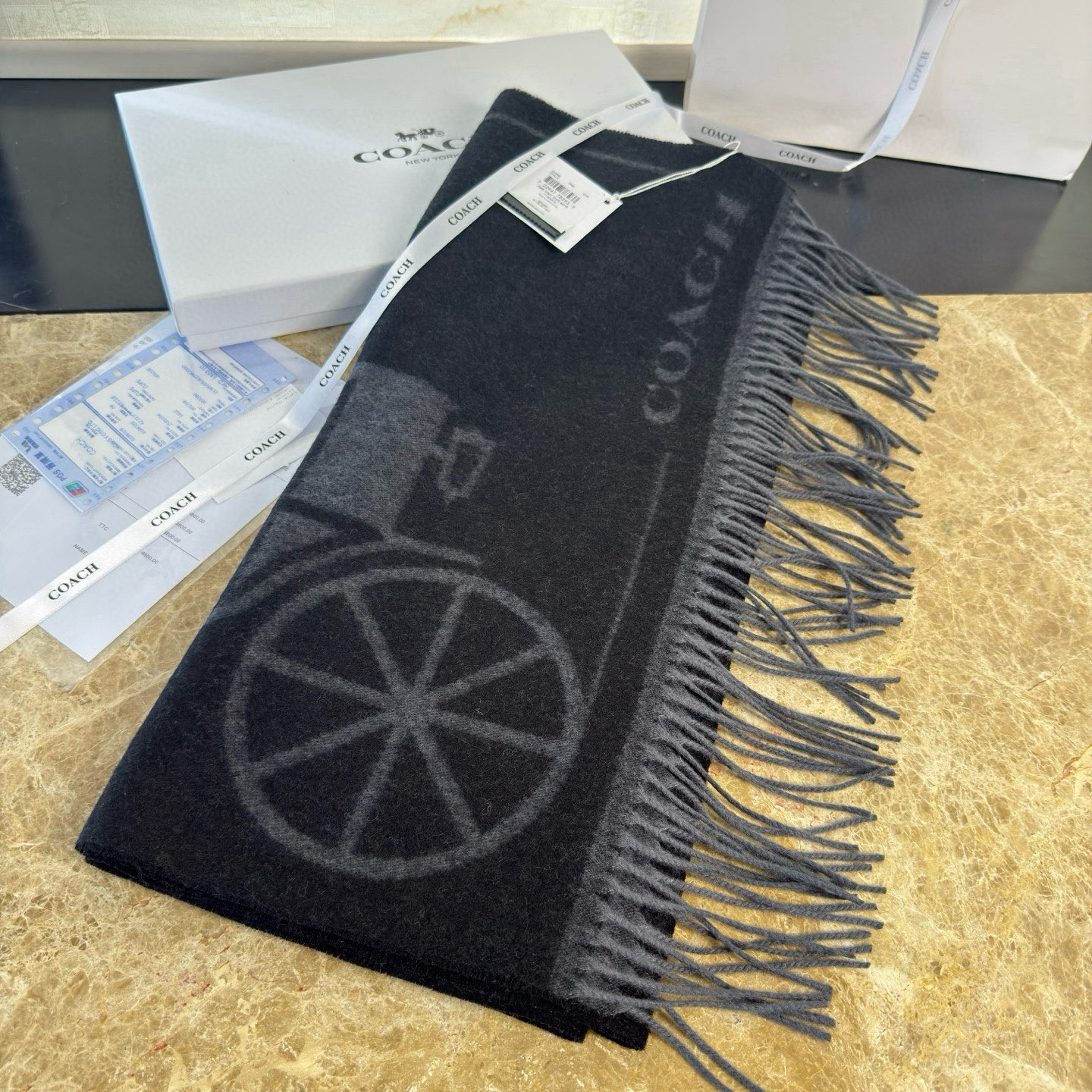 🆕COCAH新品马车图案印花大尺寸围巾❗️原版全套辅料，这款马车图案印花大尺寸围巾采用绵羊毛和山羊绒的奢