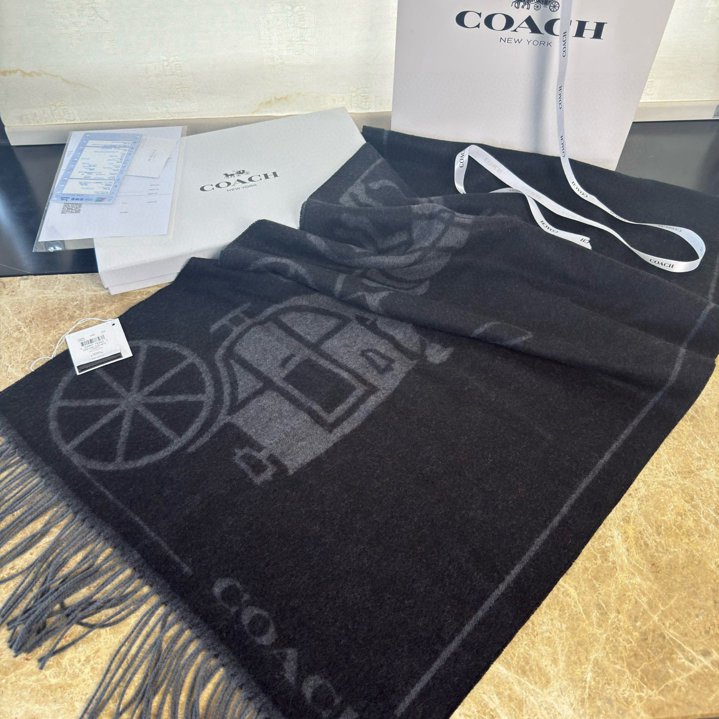 🆕COCAH新品马车图案印花大尺寸围巾❗️原版全套辅料，这款马车图案印花大尺寸围巾采用绵羊毛和山羊绒的奢