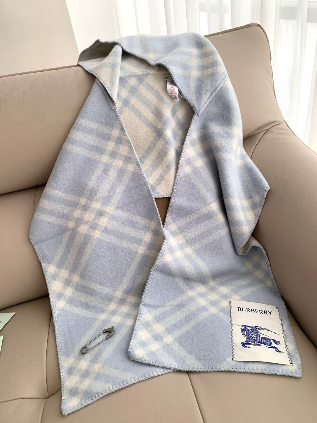 【带别针➕10】🆕Burberry家最新款专属标识连帽小披肩，围巾披肩两用，绝对市面最牛的货，真材实料的