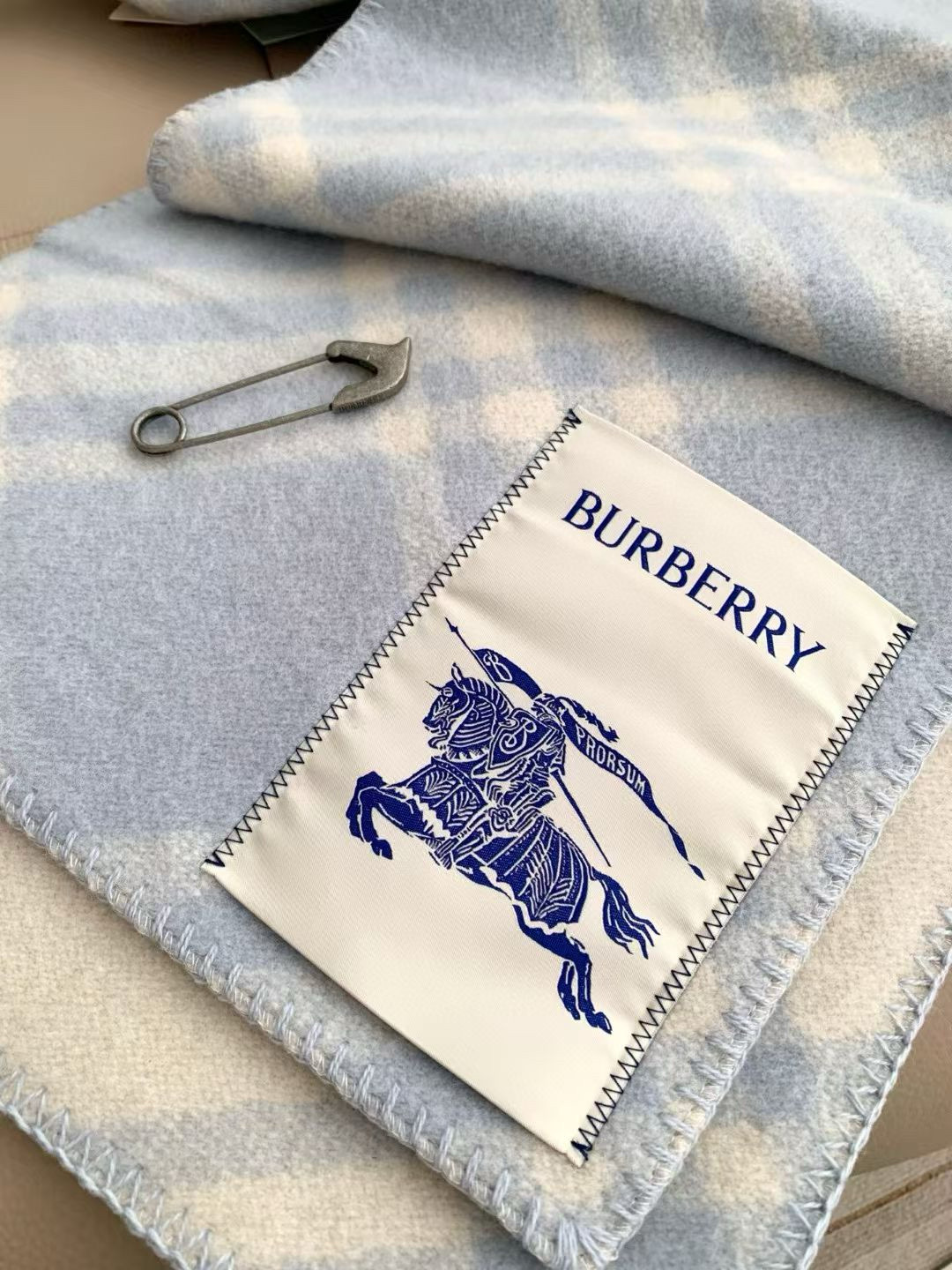 【带别针➕10】🆕Burberry家最新款专属标识连帽小披肩，围巾披肩两用，绝对市面最牛的货，真材实料的