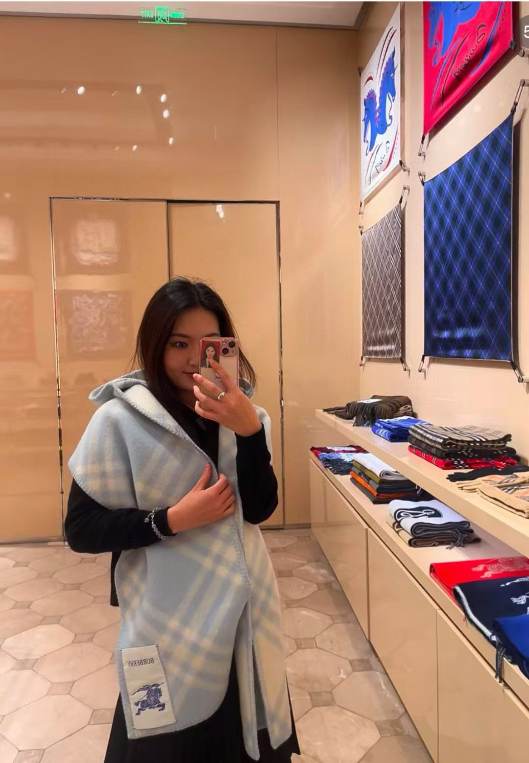 【带别针➕10】🆕Burberry家最新款专属标识连帽小披肩，围巾披肩两用，绝对市面最牛的货，真材实料的