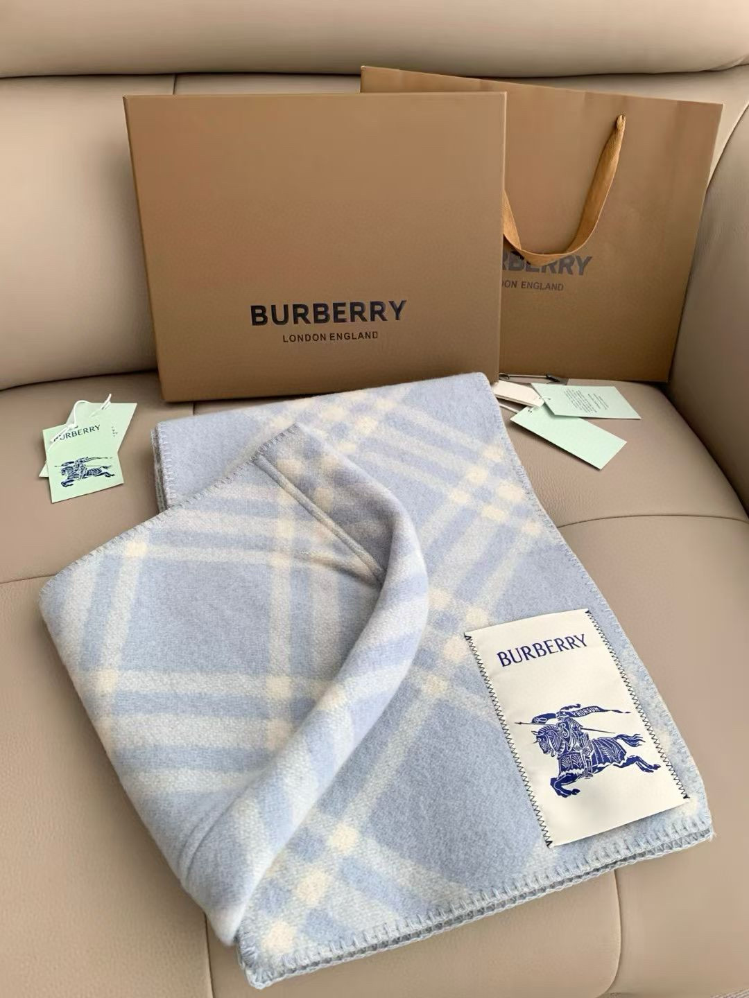 【带别针➕10】🆕Burberry家最新款专属标识连帽小披肩，围巾披肩两用，绝对市面最牛的货，真材实料的