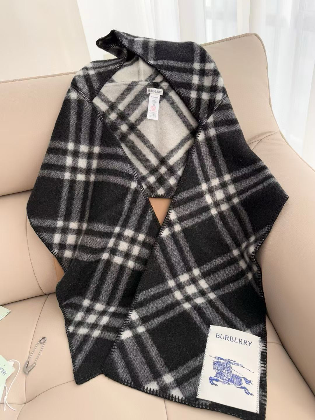 【带别针➕10】🆕Burberry家最新款专属标识连帽小披肩，围巾披肩两用，绝对市面最牛的货，真材实料的