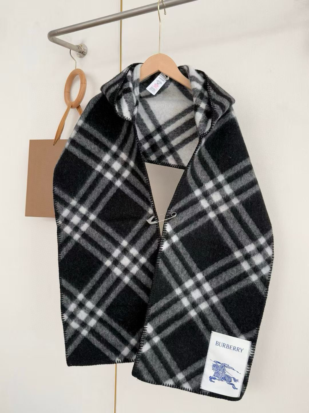 【带别针➕10】🆕Burberry家最新款专属标识连帽小披肩，围巾披肩两用，绝对市面最牛的货，真材实料的