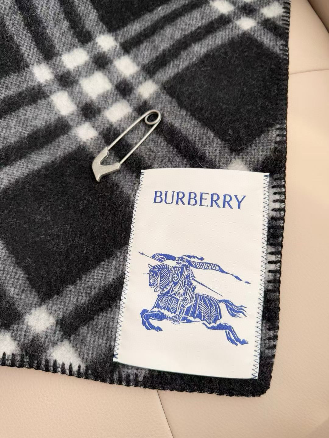 【带别针➕10】🆕Burberry家最新款专属标识连帽小披肩，围巾披肩两用，绝对市面最牛的货，真材实料的