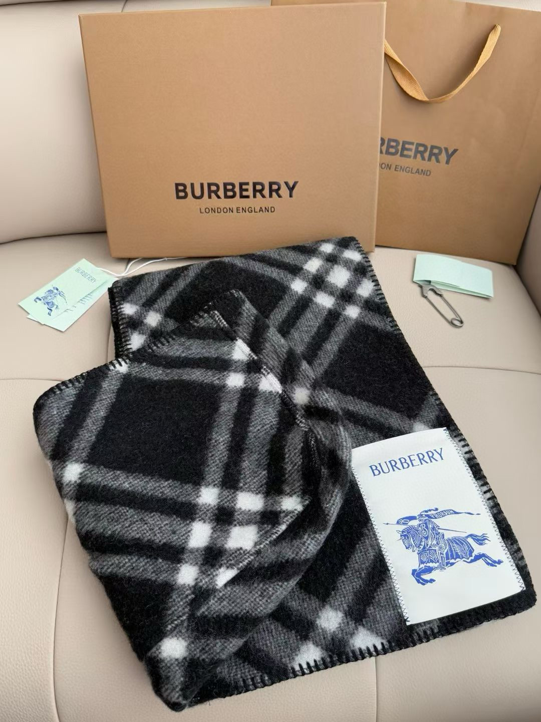 【带别针➕10】🆕Burberry家最新款专属标识连帽小披肩，围巾披肩两用，绝对市面最牛的货，真材实料的