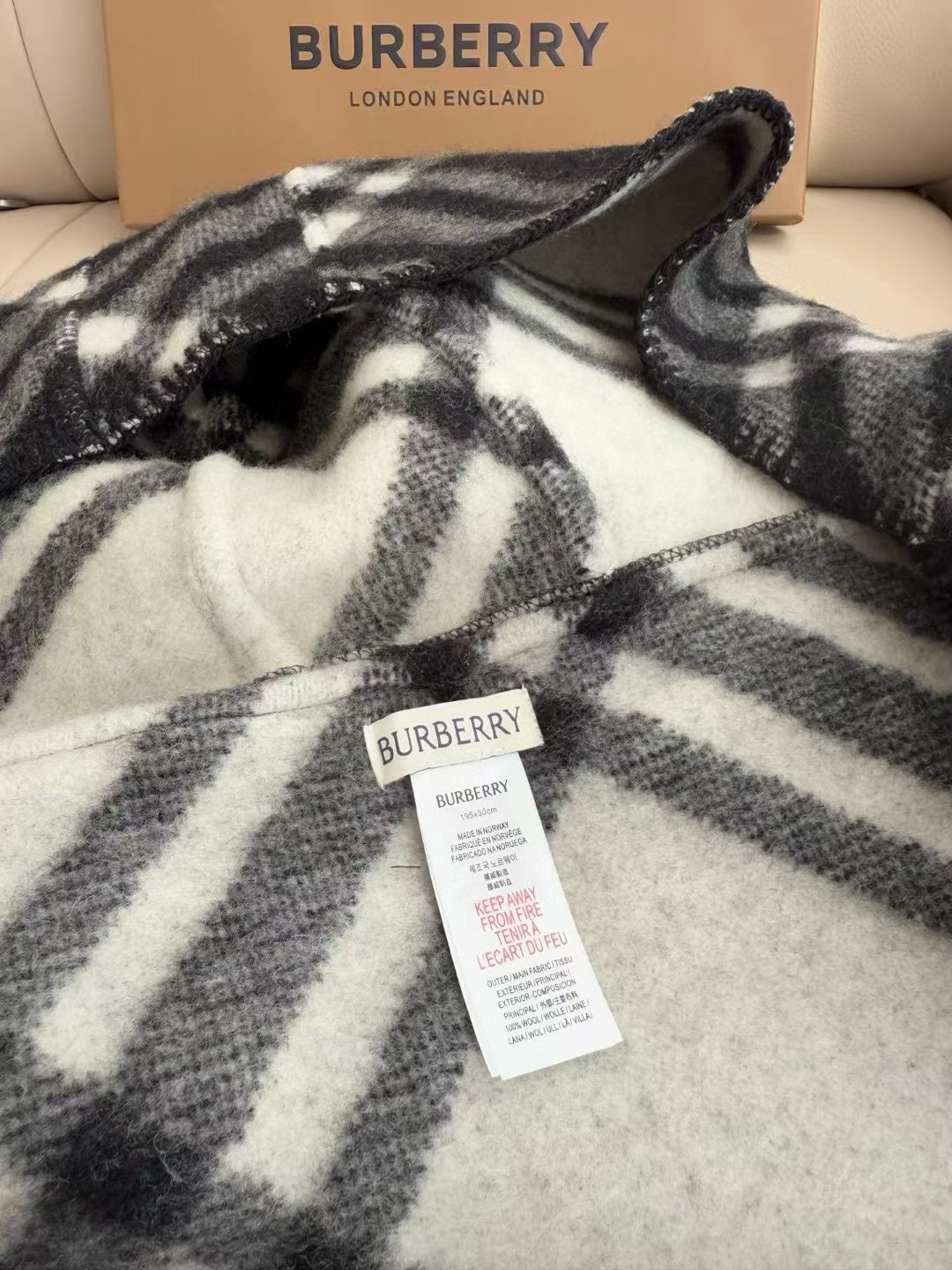 【带别针➕10】🆕Burberry家最新款专属标识连帽小披肩，围巾披肩两用，绝对市面最牛的货，真材实料的