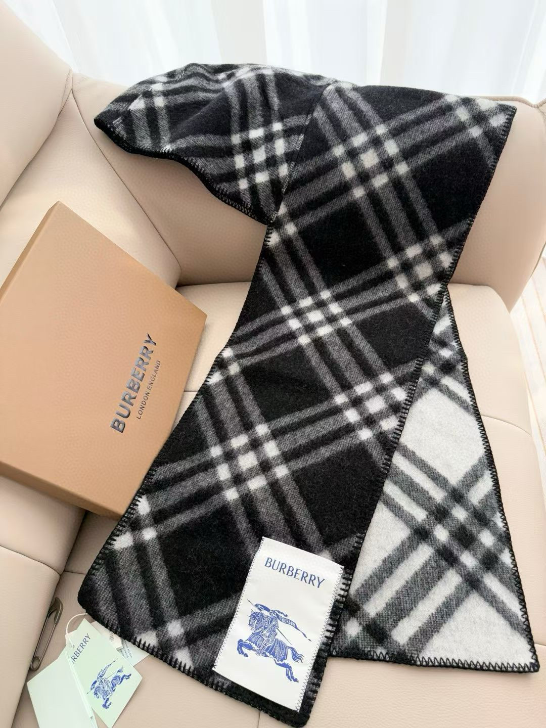 【带别针➕10】🆕Burberry家最新款专属标识连帽小披肩，围巾披肩两用，绝对市面最牛的货，真材实料的