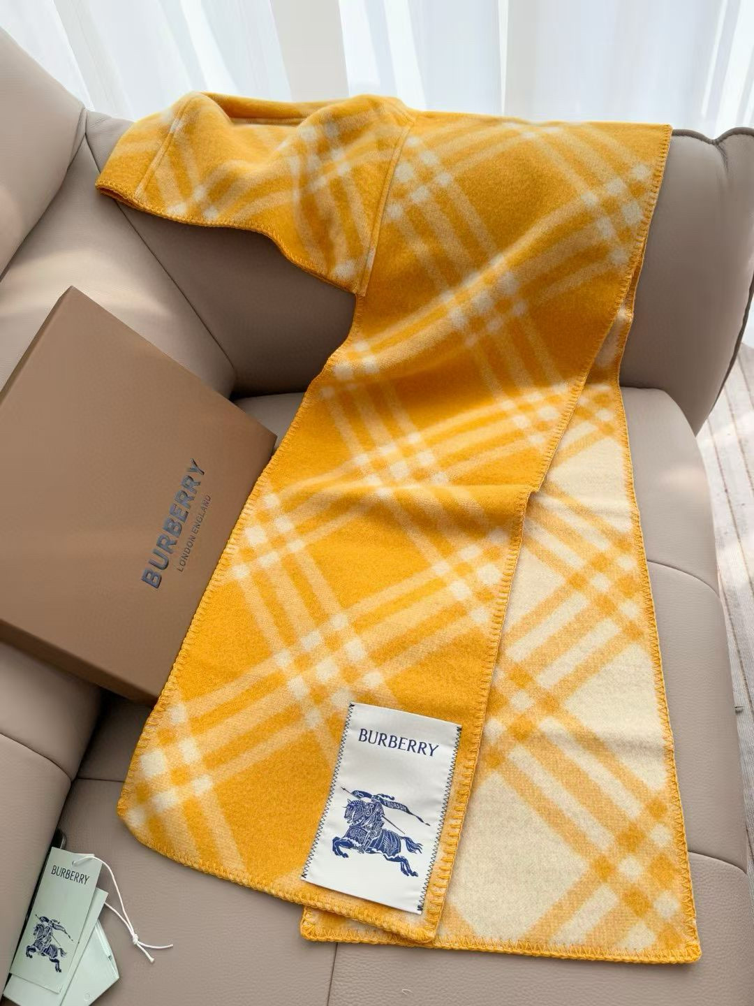 【带别针➕10】🆕Burberry家最新款专属标识连帽小披肩，围巾披肩两用，绝对市面最牛的货，真材实料的