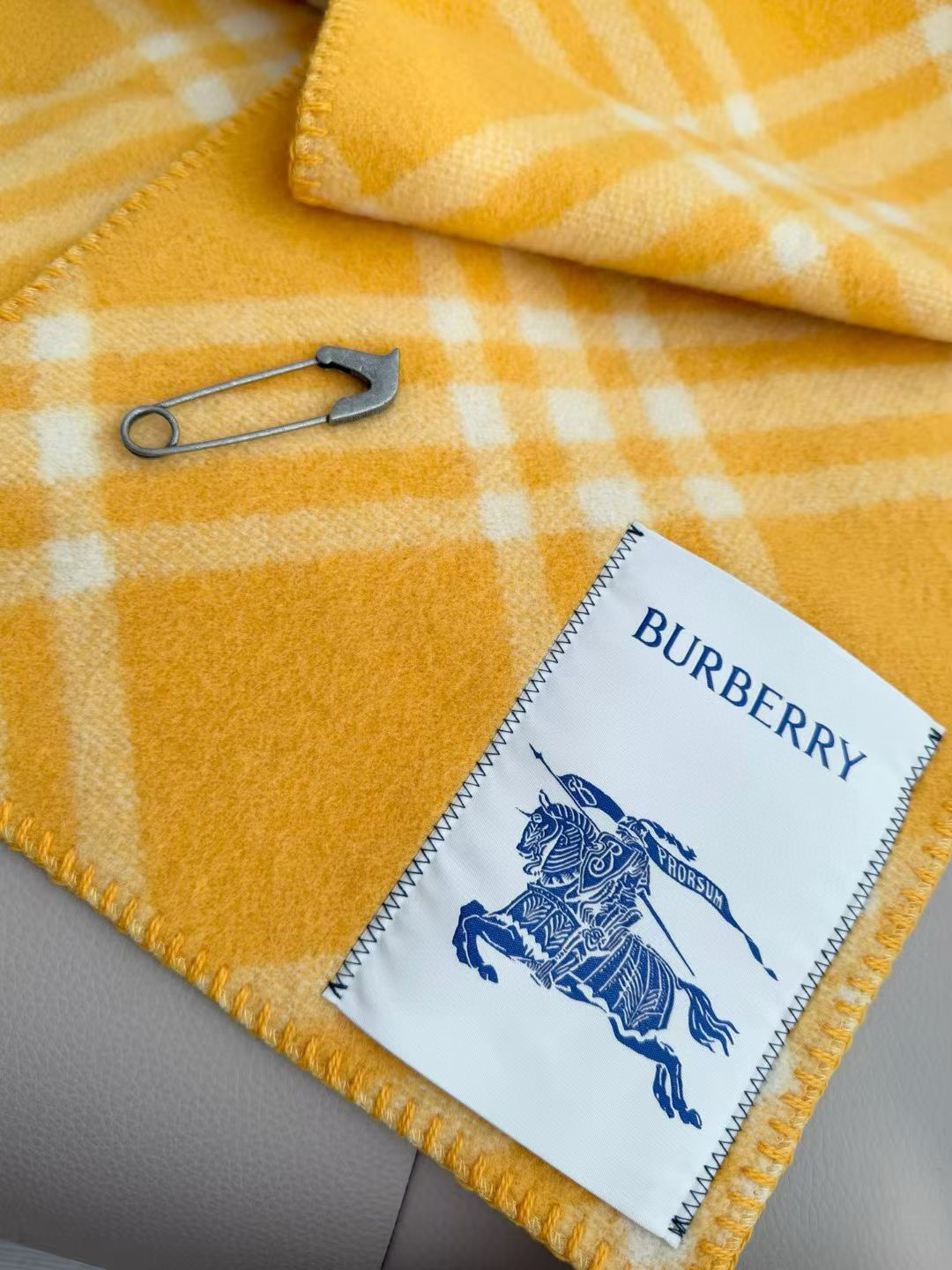 【带别针➕10】🆕Burberry家最新款专属标识连帽小披肩，围巾披肩两用，绝对市面最牛的货，真材实料的