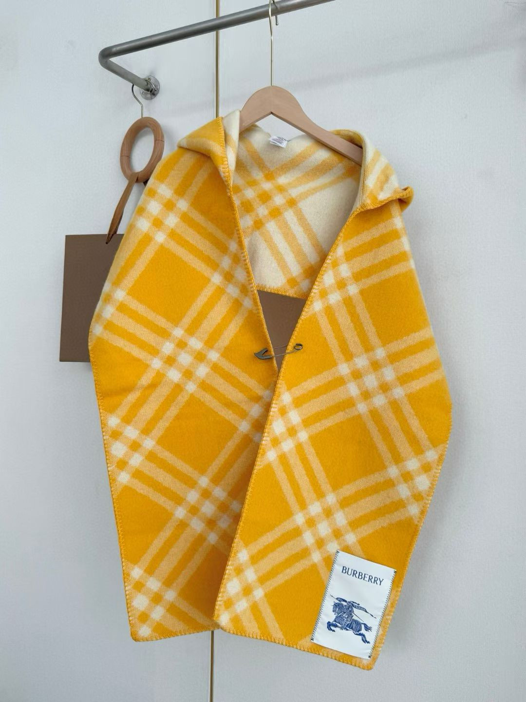 【带别针➕10】🆕Burberry家最新款专属标识连帽小披肩，围巾披肩两用，绝对市面最牛的货，真材实料的