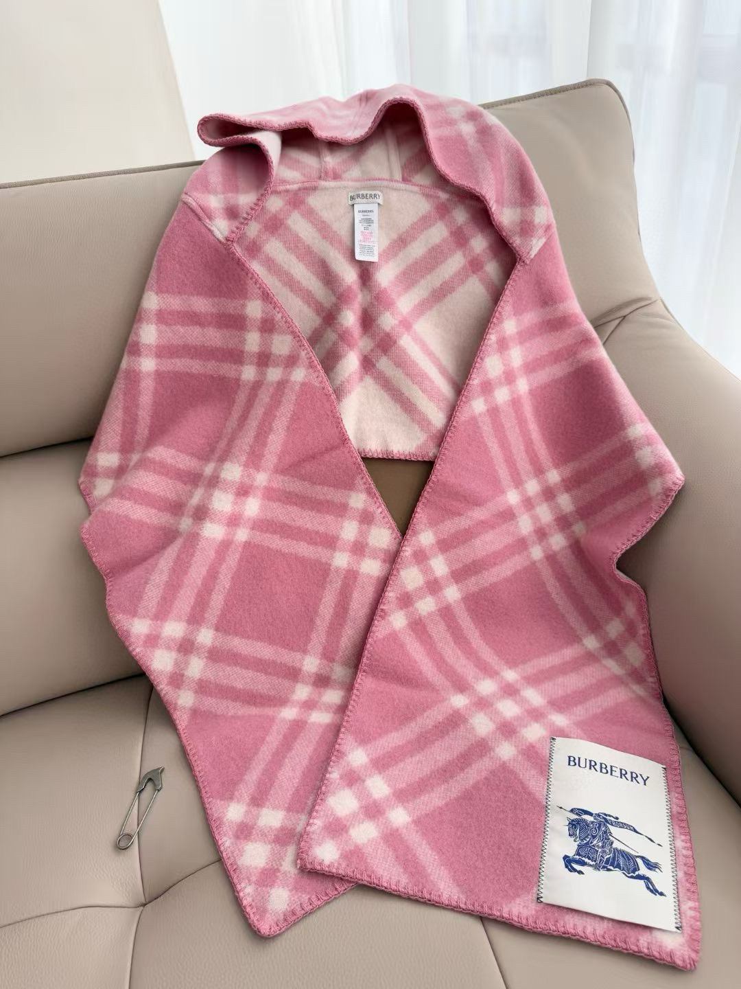 【带别针➕10】🆕Burberry家最新款专属标识连帽小披肩，围巾披肩两用，绝对市面最牛的货，真材实料的