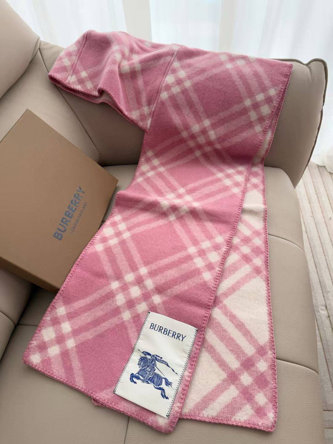 【带别针➕10】🆕Burberry家最新款专属标识连帽小披肩，围巾披肩两用，绝对市面最牛的货，真材实料的