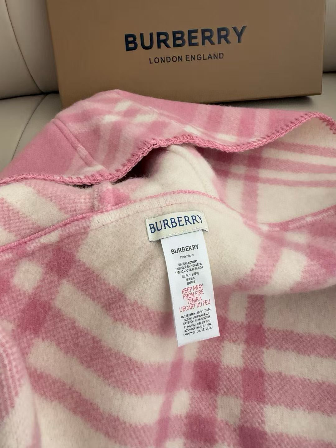 【带别针➕10】🆕Burberry家最新款专属标识连帽小披肩，围巾披肩两用，绝对市面最牛的货，真材实料的