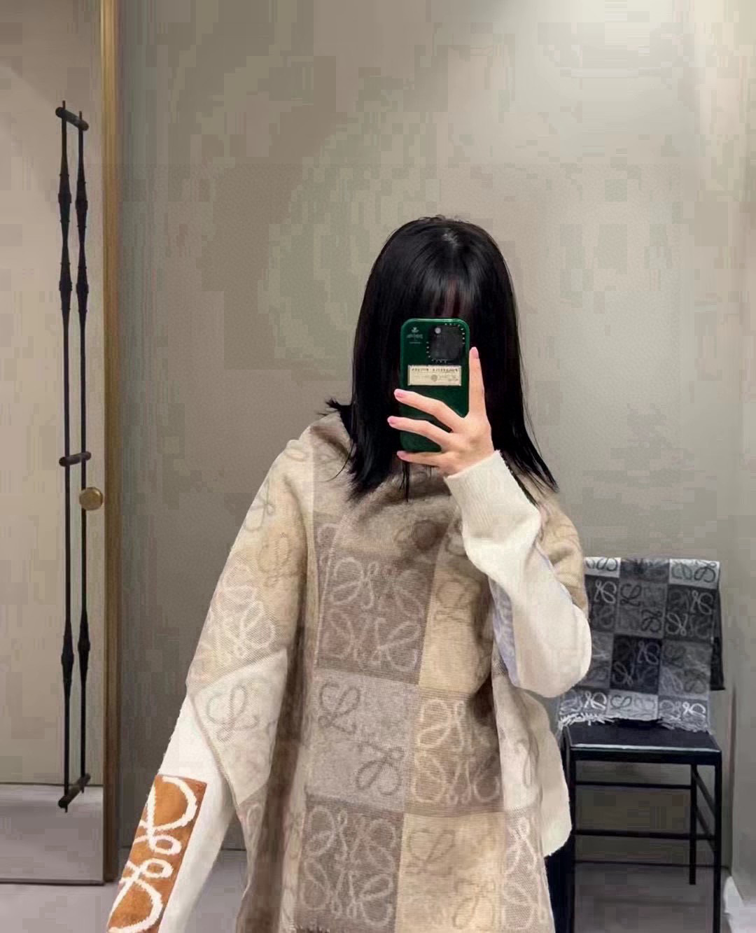 NO:581412,Loewe · Luo Yiwei [Two-color checkerboard long scarf] I am very lucky to get something from this brand. It is really rare. I rarely make orders in China, and the styles are really poor. As the top luxury brand in Spain, Loewe adheres to tradition, craftsmanship, and enthusiasm, exuding a unique Spanish aristocratic atmosphere! This model is customized for the windows of the Barcelona counter! The overall composition of the scarf is their brand's most classic LOGO style design. Size 40x200cm, 90 wool cashmere high version scarf, high version scarf, loewe, loewe19860909Loewe · 罗意威【双色棋盘格长巾】很幸運拿到這個品牌的東西,真的不多見,很少在國內做訂單,款式真的少的可怜羅意威作為西班牙的頂尖奢侈品牌,秉承傳統,技藝,熱誠,散髮獨特的西班牙貴族氣息！本款為巴塞羅納專櫃的櫥窗定制款！围巾整体构图为他们品牌最经典的LOGO风格设计.规格40x200cm,90羊毛羊绒高版本围巾,高版本围巾,loewe,loewe,scarf