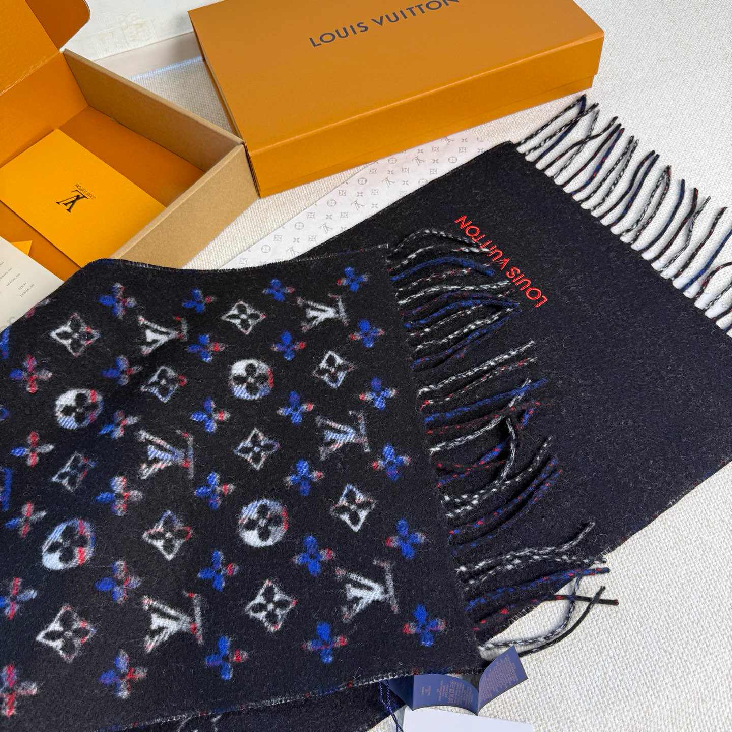 🆕【Louis Vuitton ·双面渐变格子花纹围巾】渐变提花经典设计完美，若隐若现的lv标志，siz