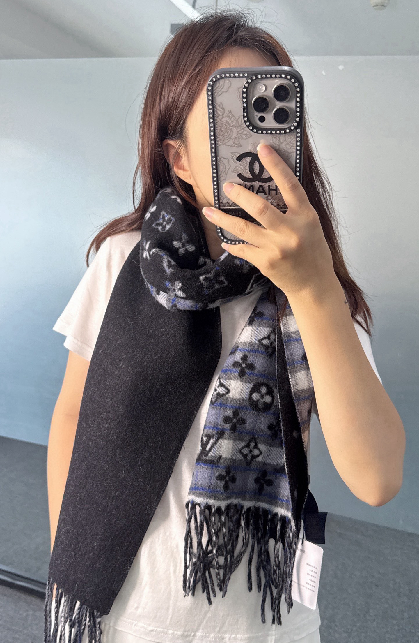 NO:581414,[Louis Vuitton·Double-sided Gradient Plaid Pattern Scarf] The gradient jacquard classic design is perfect, with the looming LV logo, the size is neither big nor small, and it is easy to match. The quality is super good. High-end quality, high-end details, what you see is what you get. Size 200cm*35cm. Material 50 wool 50 cashmere high version scarf, high version scarf, louis vuitton, louis vuitton19860909【Louis Vuitton ·双面渐变格子花纹围巾】渐变提花经典设计完美,若隐若现的lv标志,size不大不小特别好搭配,品质超级好高端品质、高端细节、所见即所得 尺寸200cm*35cm 材质50羊毛50羊绒高版本围巾,高版本围巾,louis vuitton,louis vuitton,scarf