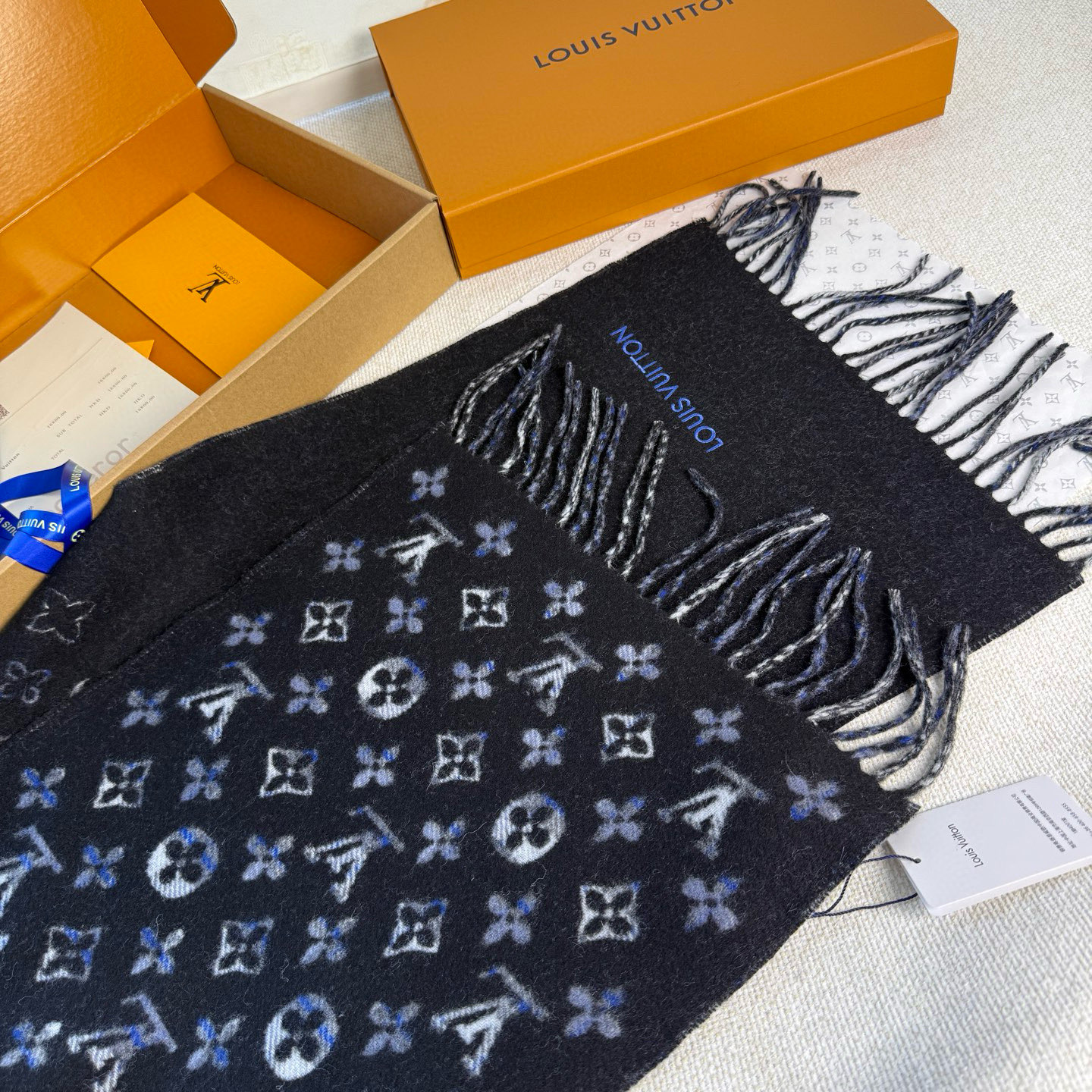 🆕【Louis Vuitton ·双面渐变格子花纹围巾】渐变提花经典设计完美，若隐若现的lv标志，siz