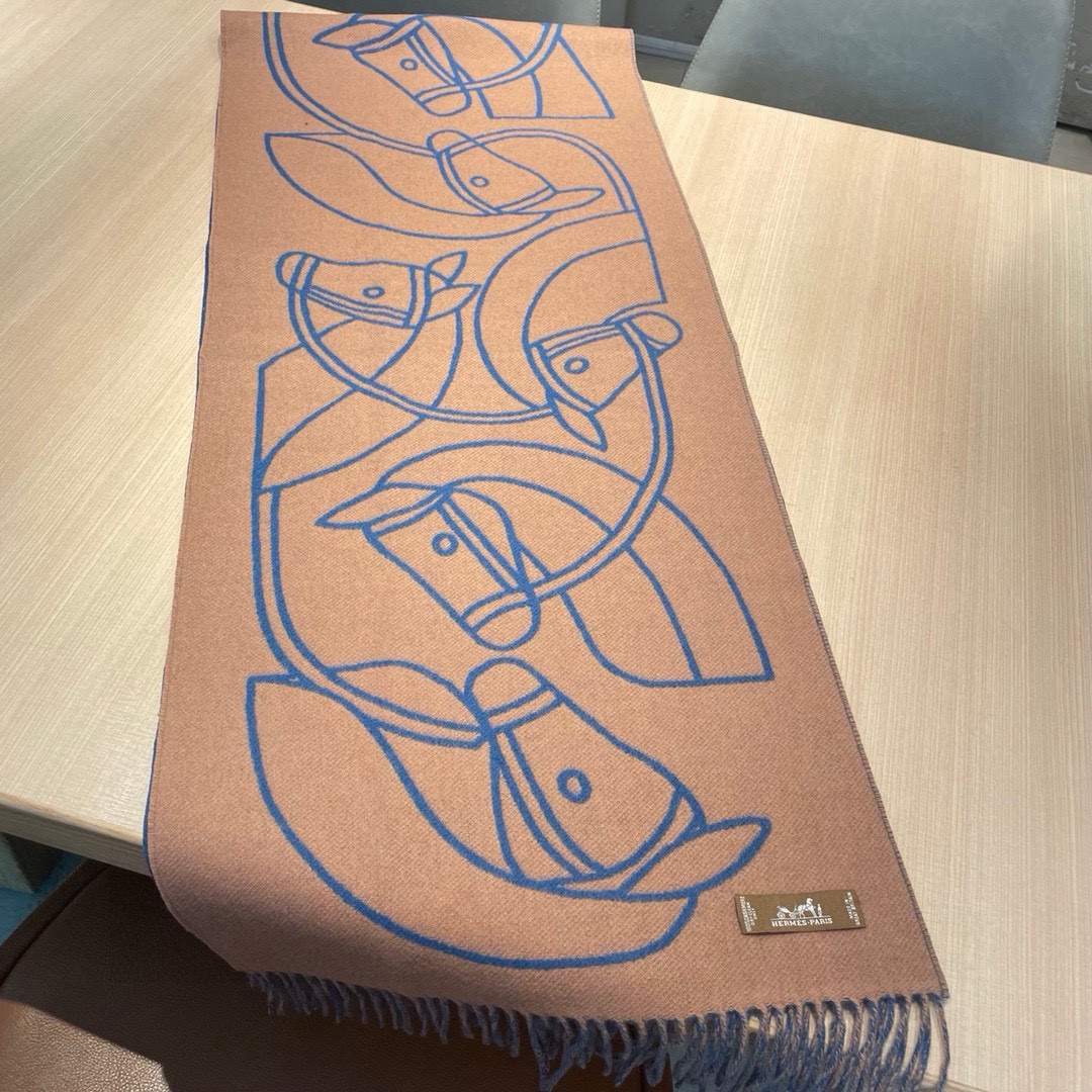 🆕Hermes · Casaque Entrelacs Equestres围巾❗️这款山羊绒围巾采用细腻
