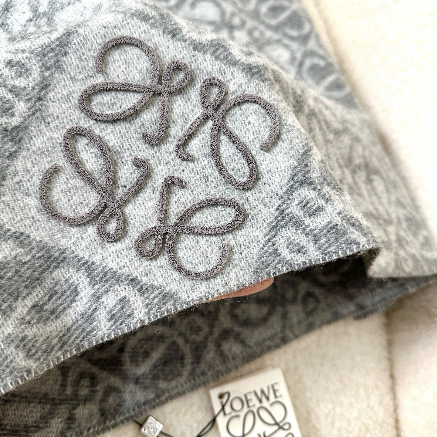 🆕高版植绒版本 · LOEWE罗意威新款最火围巾，双面羊毛和羊绒围巾，角落饰有 Anagram 簇绒刺绣