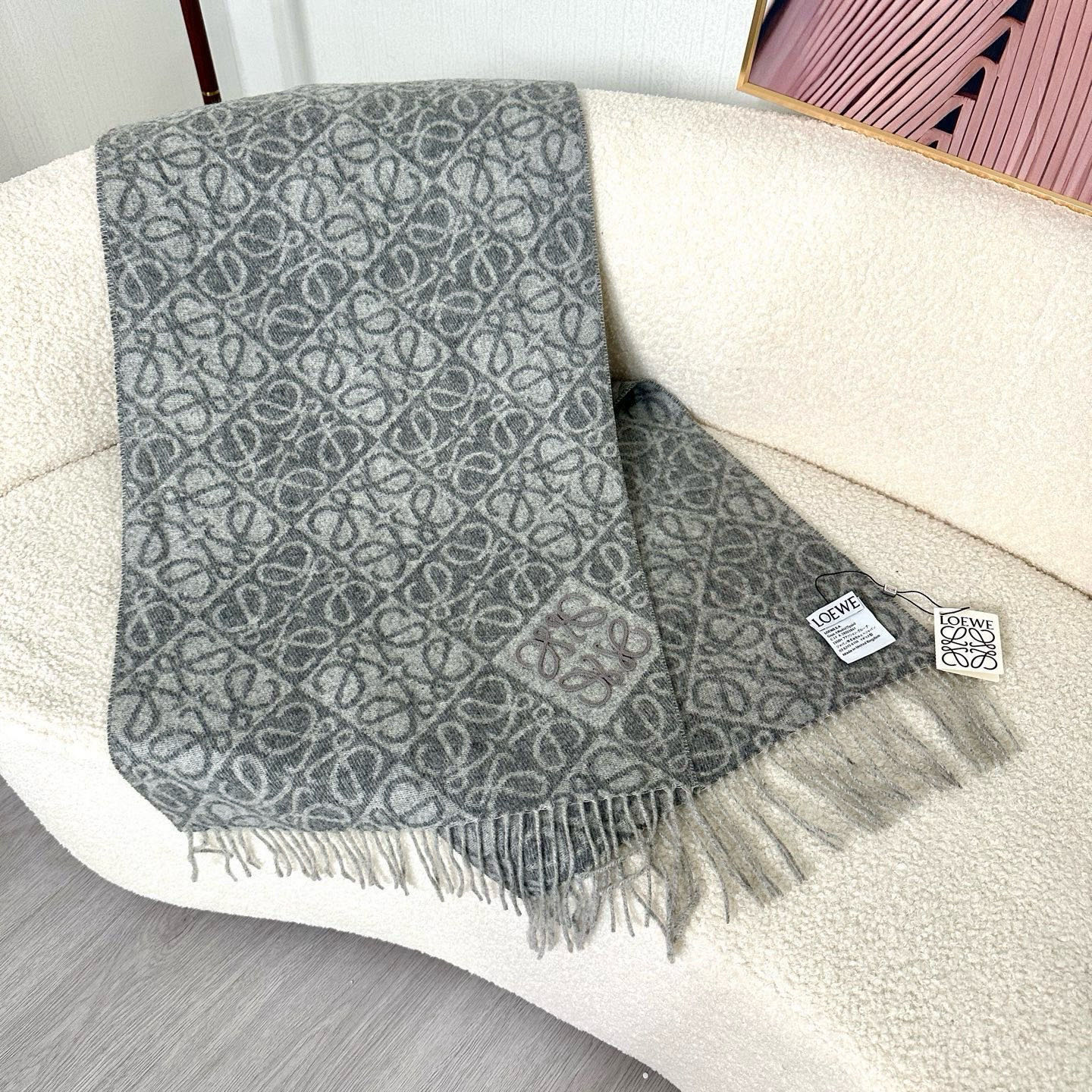 🆕高版植绒版本 · LOEWE罗意威新款最火围巾，双面羊毛和羊绒围巾，角落饰有 Anagram 簇绒刺绣
