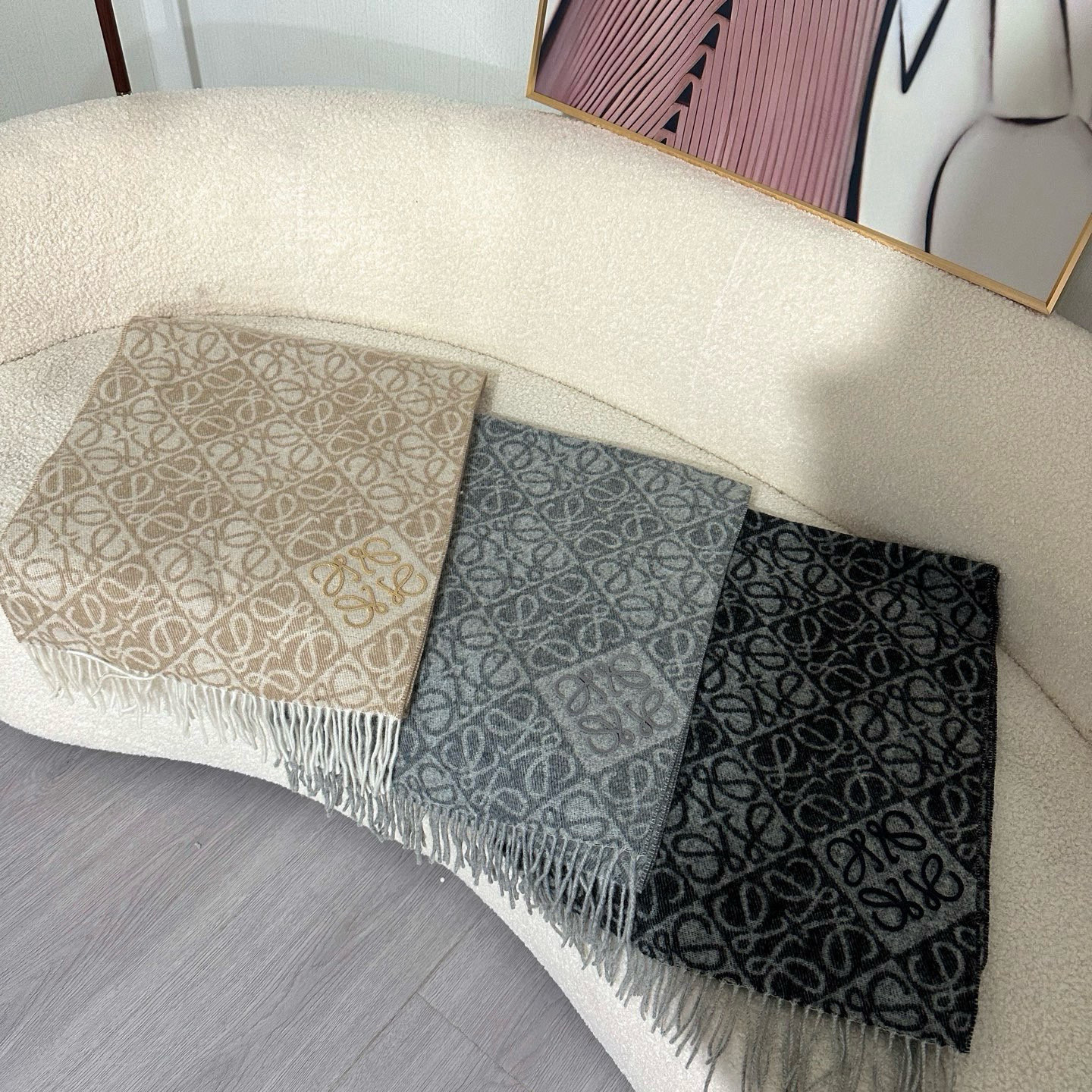 🆕高版植绒版本 · LOEWE罗意威新款最火围巾，双面羊毛和羊绒围巾，角落饰有 Anagram 簇绒刺绣