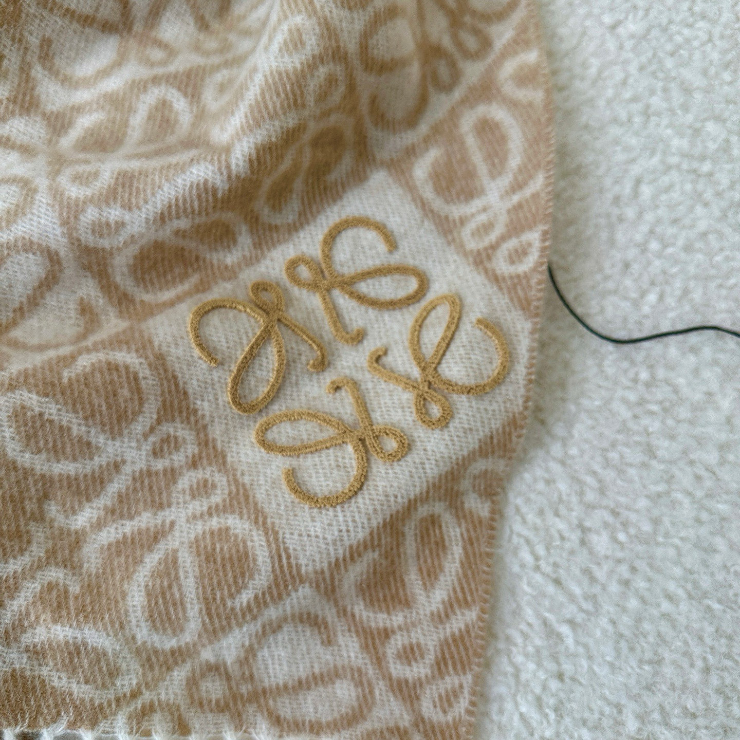 🆕高版植绒版本 · LOEWE罗意威新款最火围巾，双面羊毛和羊绒围巾，角落饰有 Anagram 簇绒刺绣