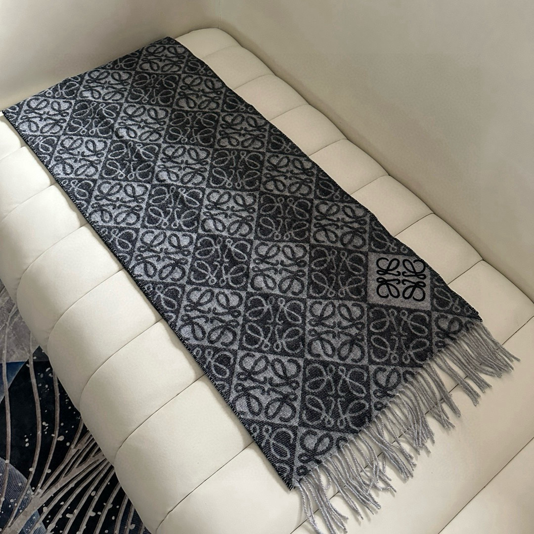 🆕高版植绒版本 · LOEWE罗意威新款最火围巾，双面羊毛和羊绒围巾，角落饰有 Anagram 簇绒刺绣