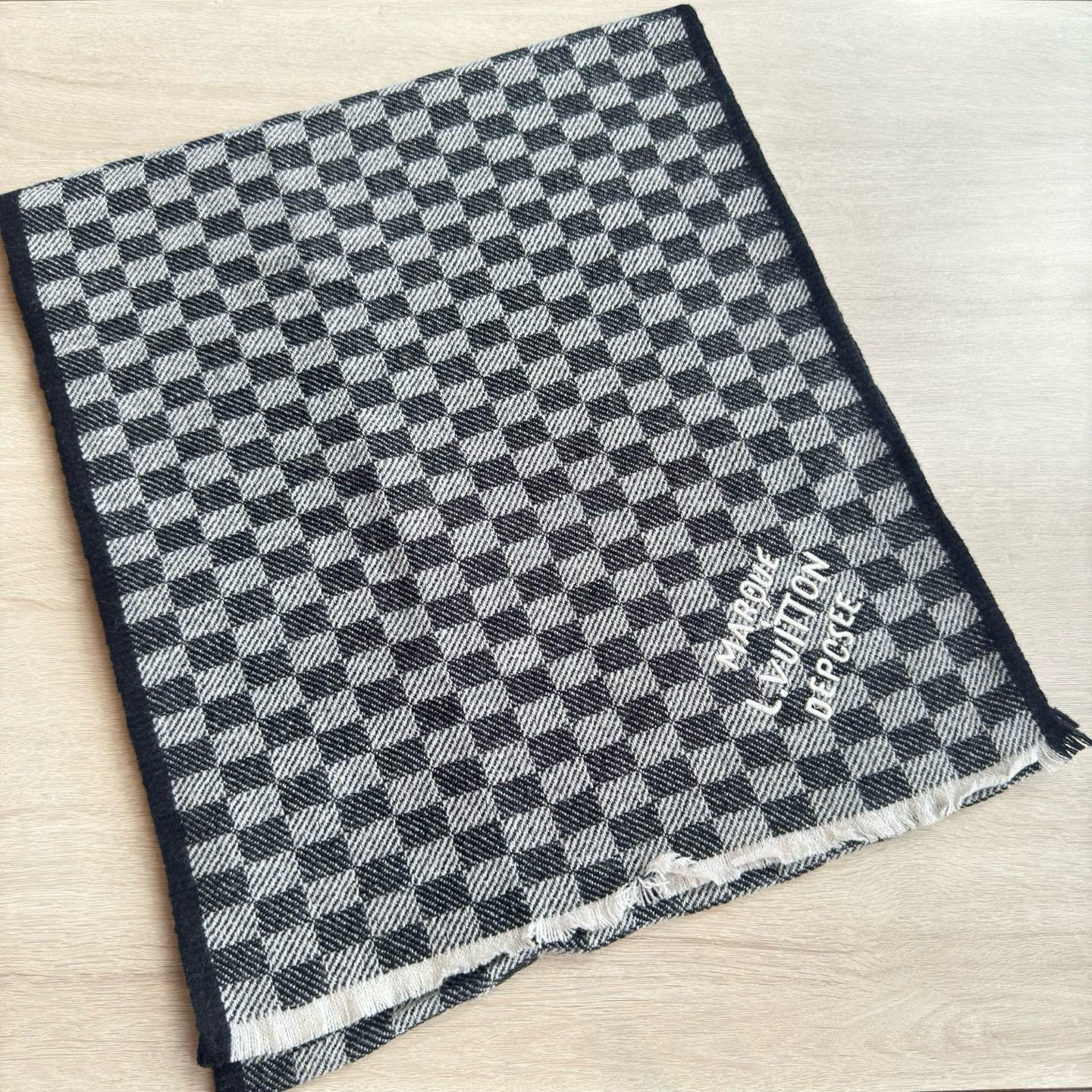 🆕LV新款 · 经典的棋盘格设计，低调的奢侈感❗️极品柔美精英高手级别的时髦感围巾❗️这款驴家羊绒围巾，