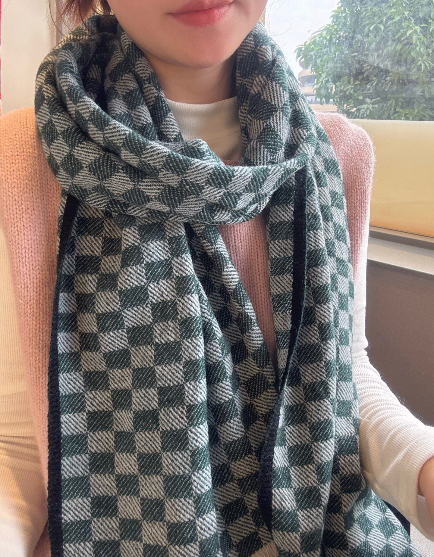NO:581420,LV new style · Classic checkerboard design, low-key luxury, exquisite softness, elite expert level fashionable scarf. This Lvjia cashmere scarf, the more I look at it, the more I love it, the more I look at it, the more fashionable it becomes. The more I look at it, the more I like the craftsmanship and color matching. You can tell at a glance that it is not from an ordinary big factory. I really like this expert level fashion sense. Fashionable people with attitude will definitely like it. Young, fashionable, confident, and attitude. Very beautiful!  This kind of design is more stretchy, more advanced, more grand, and more durable. It is recommended to use the abdominal velvet tips of Albas purebred cashmere goats collected every spring to produce raw cashmere. The characteristic of this kind of cashmere is that even after being processed by human craftsmanship, the essence of the raw cashmere is retained to the greatest extent and will have a special texture.  Holding the scarf in your hand is like holding a cloud-like airy feeling, which is really very high-end. Finally, the biggest feature of this scarf is the integrated inlay process of thick thread woven grid technology, which perfectly presents LV's checkerboard pattern in another way. Size 45*190cm high version scarf, high version scarf, louis  vuitton,louis vuitton,louis vuitton19860909LV新款 · 经典的棋盘格设计,低调的奢侈感极品柔美精英高手级别的时髦感围巾这款驴家羊绒围巾,越看越爱,越看越时髦,越看越喜欢这种工艺和配色一看就知道不是一般的大工厂的,非常非常喜欢这种高手级别的时髦感,有态度的时髦人一定会喜欢.年轻,时髦,自信,有态度.很美！这样的设计更舒展,更高级,更大气,更加经得起推荐采用每年开春采集的阿尔巴斯纯种绒山羊腹部绒尖为原绒生产,这种羊绒的特点就是,即便经过人类工艺的加工,仍最大程度的保留了原绒的本质,会有特殊的肌理纹围巾握在手里就跟握着云朵般的仍空气绵绵感真的非常高级最后,这个最大的特色还有粗线编织格工艺的一体式镶嵌工艺,将LV的棋盘格纹另一种完美呈现,Size45*190cm高版本围巾,高版本围巾,louis vuitton,louis vuitton,louis vuitton,scarf