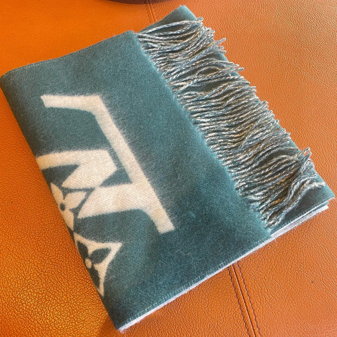 🆕LV Smash 围巾以舒柔绵羊毛裁出宽幅尺寸，令瞩目 LV 标识焕现新意。撞色“路易威登”字样点亮素