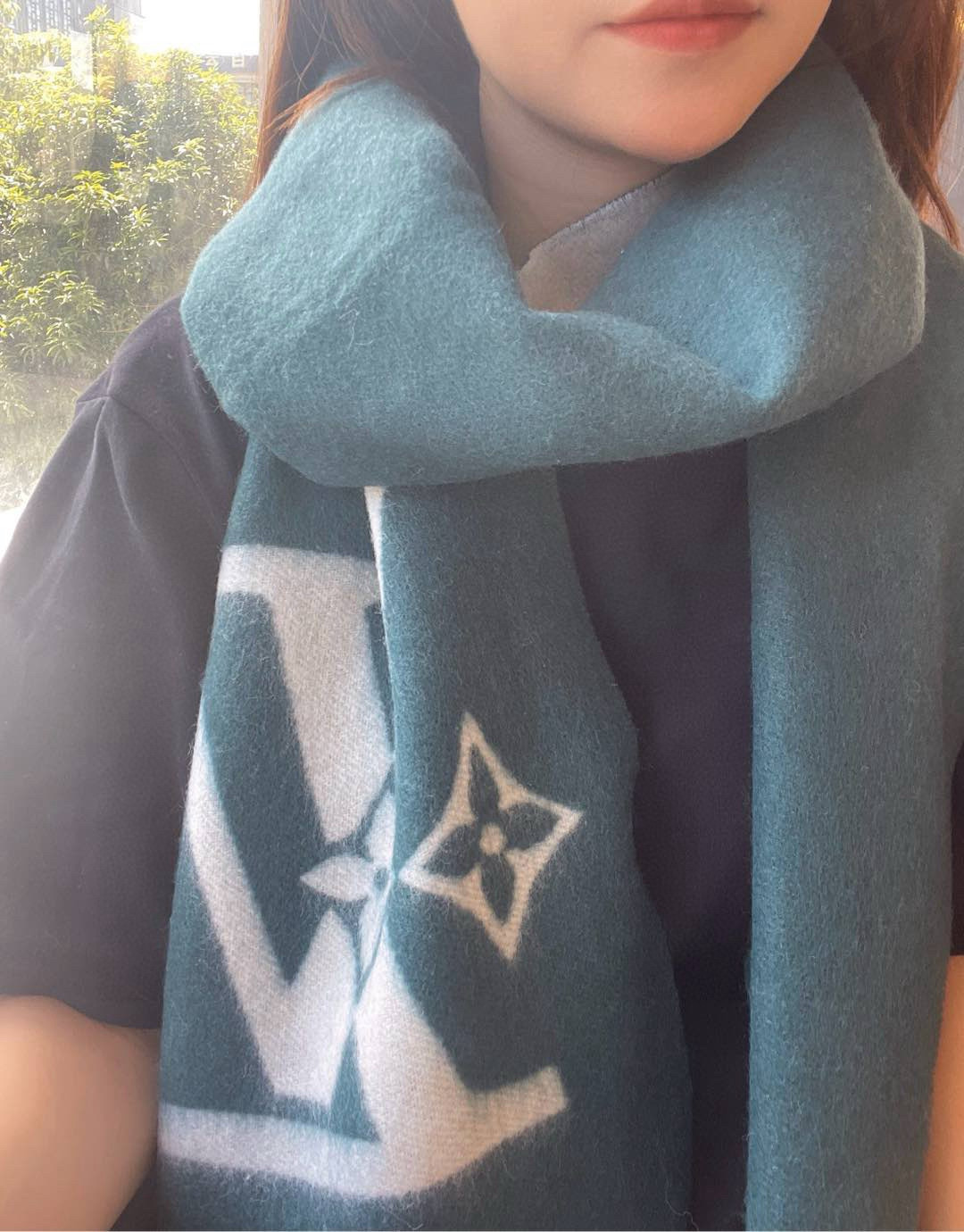 NO:581425,The LV Smash scarf is cut into a wide size from soft sheep wool, giving the eye-catching LV logo a new look. The contrasting 'Louis Vuitton' lettering illuminates the plain double-sided design, providing a trendy choice for keeping warm in winter. Sheep wool high version scarf, high version scarf, louis vuitton, louis vuitton19860909LV Smash 围巾以舒柔绵羊毛裁出宽幅尺寸,令瞩目 LV 标识焕现新意.撞色“路易威登”字样点亮素净双面设计,为冬日保暖提供潮流之选.绵羊毛高版本围巾,高版本围巾,louis vuitton,louis vuitton,scarf