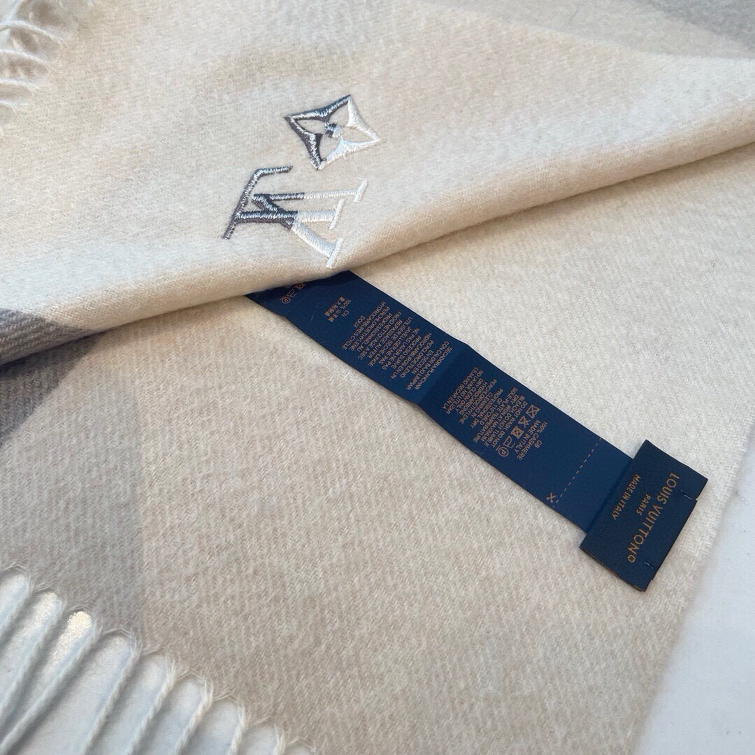 🆕LV新款重磅水波纹羊绒围巾‼️今年我们的男款真的是高端Level，重磅极品‼️妥妥的家属福利👍少之又少