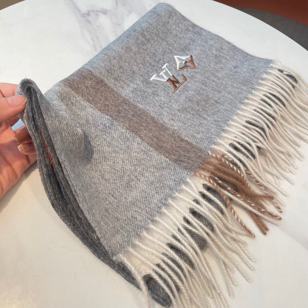 🆕LV新款重磅水波纹羊绒围巾‼️今年我们的男款真的是高端Level，重磅极品‼️妥妥的家属福利👍少之又少