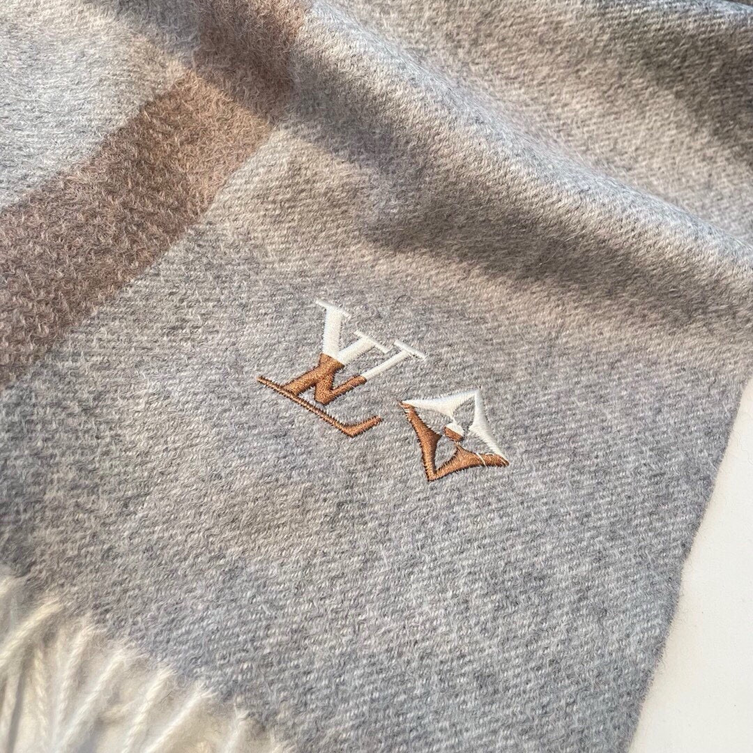 🆕LV新款重磅水波纹羊绒围巾‼️今年我们的男款真的是高端Level，重磅极品‼️妥妥的家属福利👍少之又少