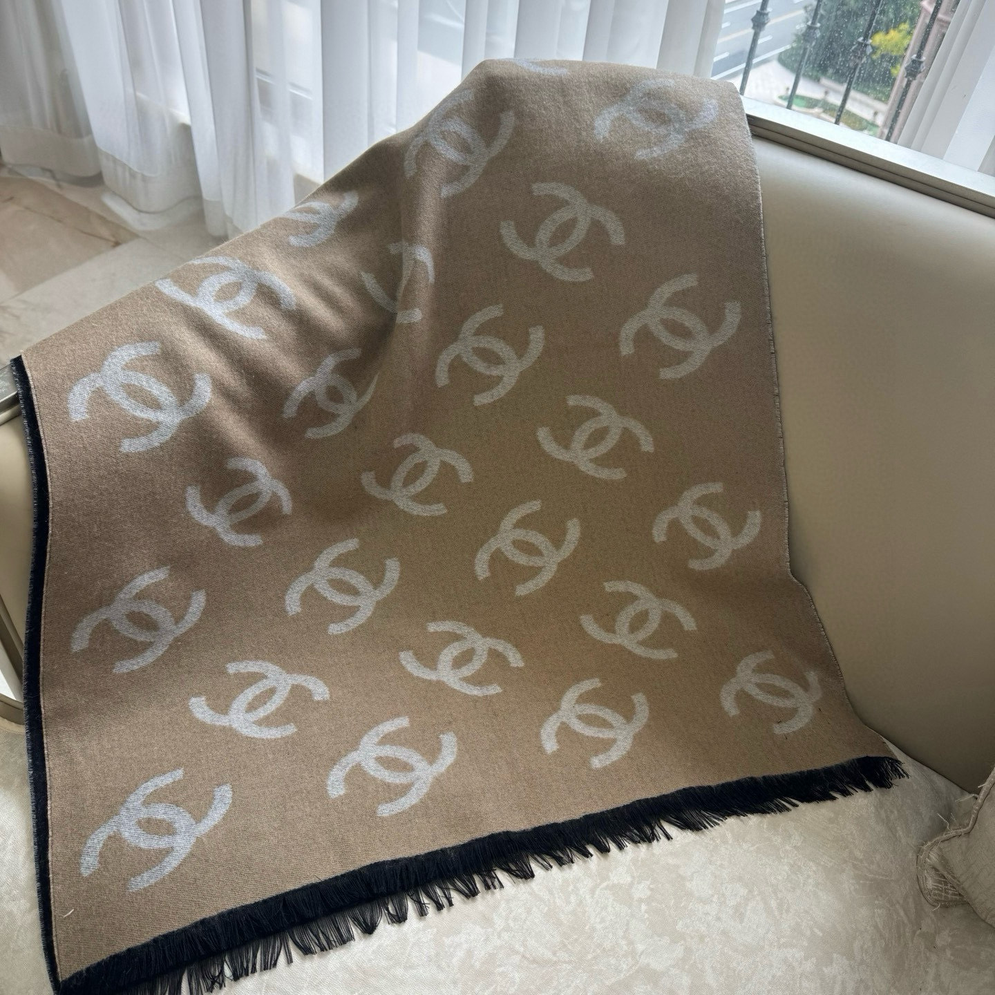 🆕Chanel · 香奶奶25B新款双面羊绒围巾披肩，双面设计，一面素色，一面提花满印经典双C logo