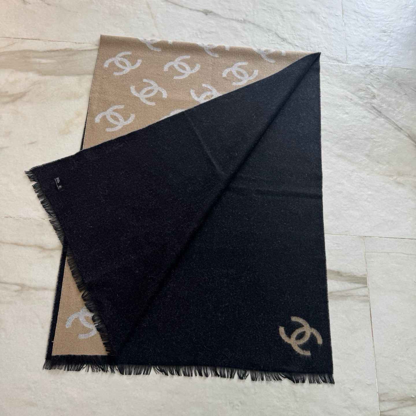 🆕Chanel · 香奶奶25B新款双面羊绒围巾披肩，双面设计，一面素色，一面提花满印经典双C logo