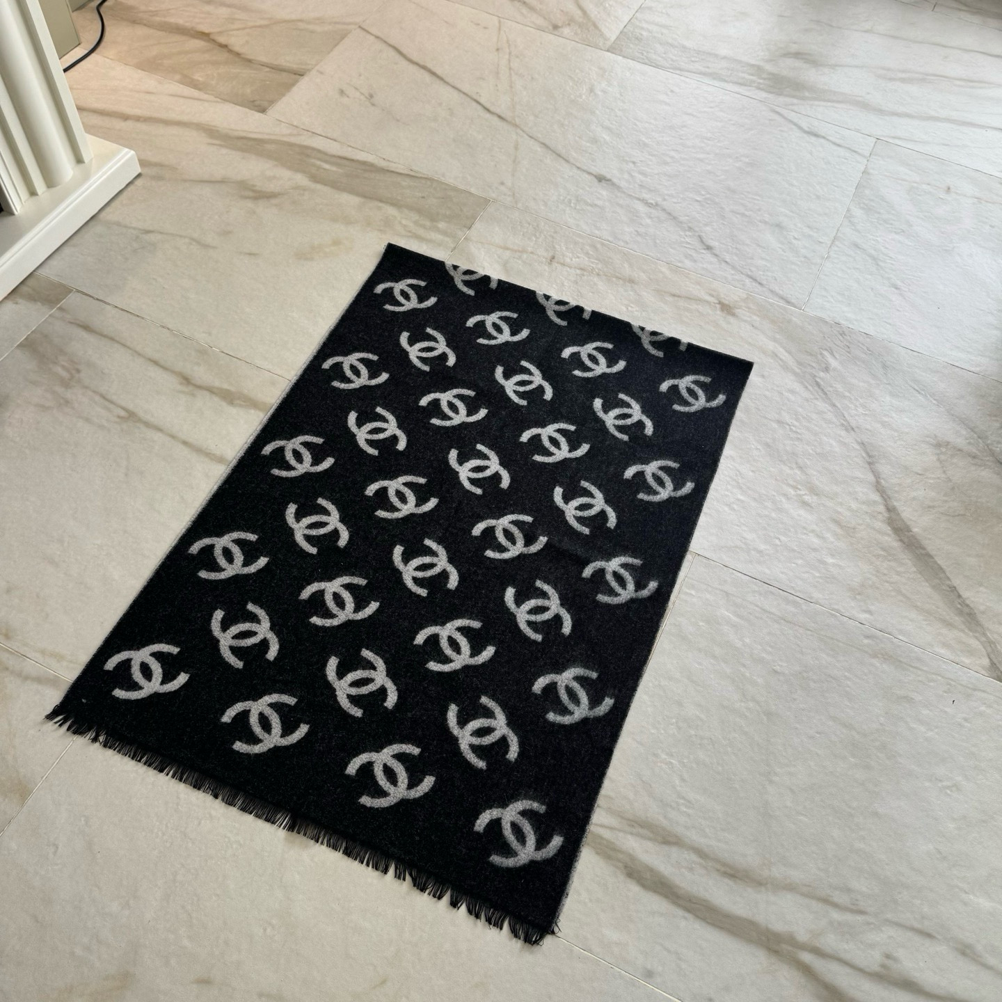 🆕Chanel · 香奶奶25B新款双面羊绒围巾披肩，双面设计，一面素色，一面提花满印经典双C logo