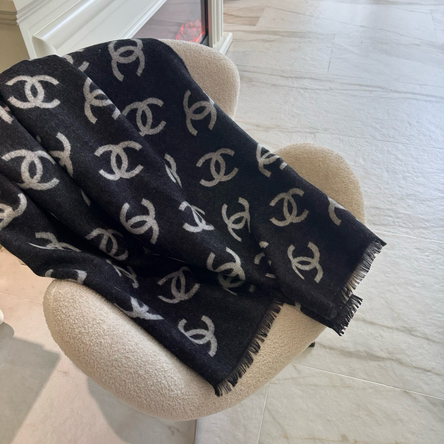 🆕Chanel · 香奶奶25B新款双面羊绒围巾披肩，双面设计，一面素色，一面提花满印经典双C logo
