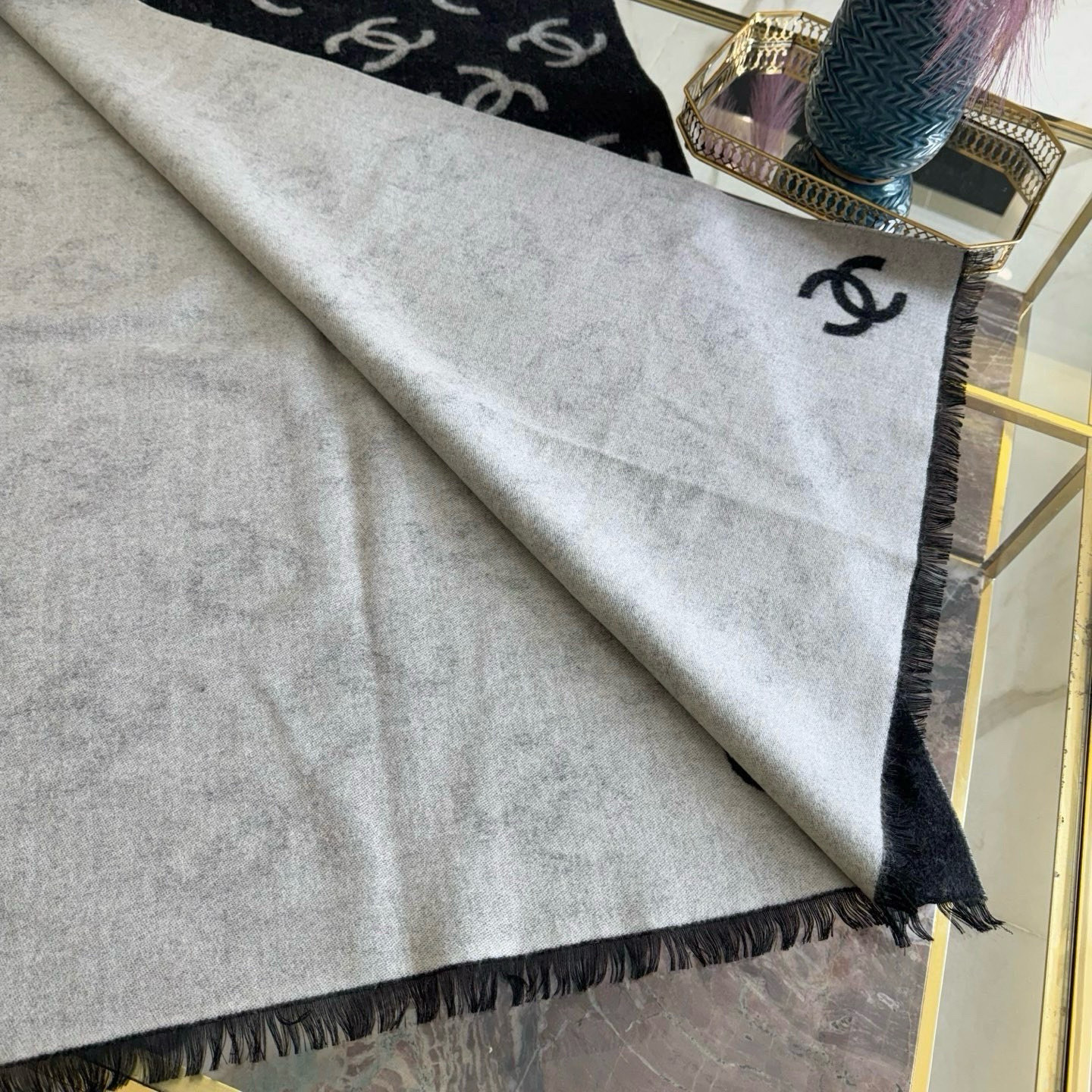 🆕Chanel · 香奶奶25B新款双面羊绒围巾披肩，双面设计，一面素色，一面提花满印经典双C logo