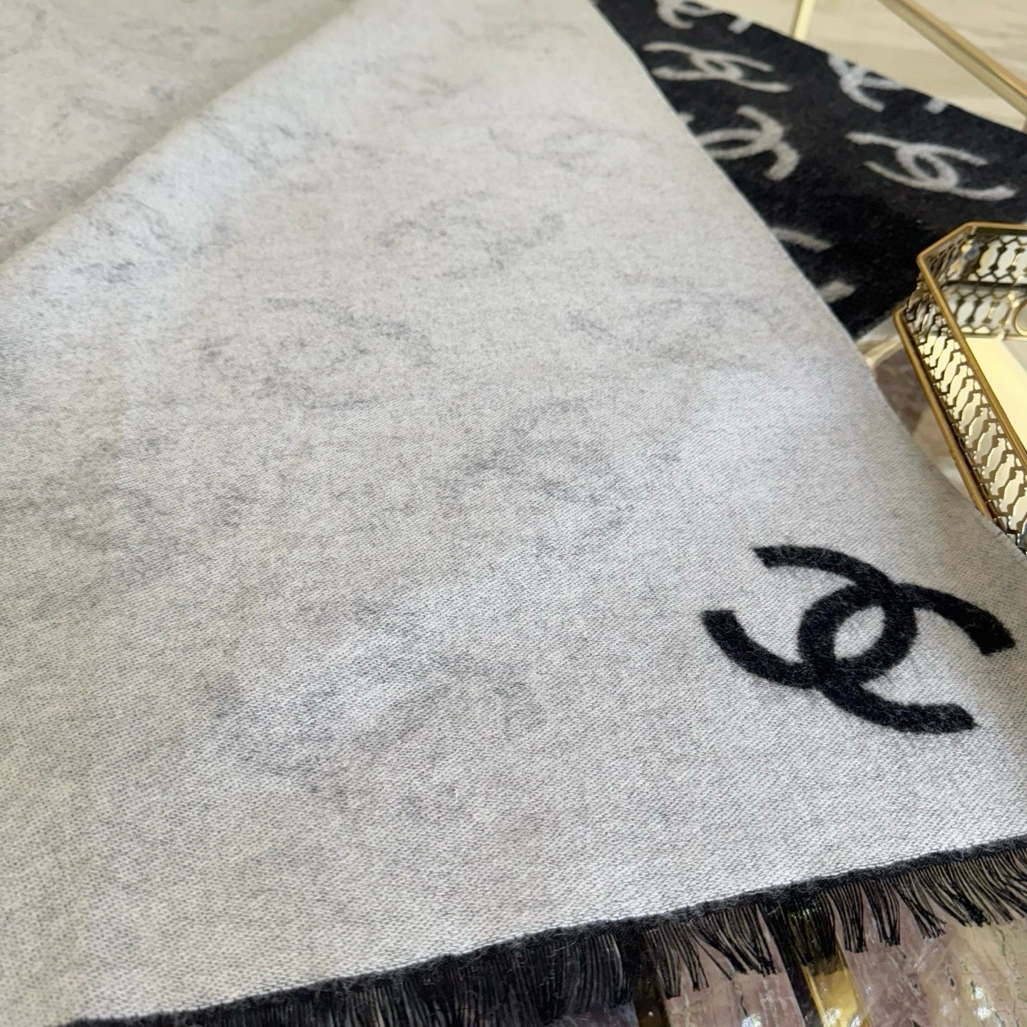 🆕Chanel · 香奶奶25B新款双面羊绒围巾披肩，双面设计，一面素色，一面提花满印经典双C logo