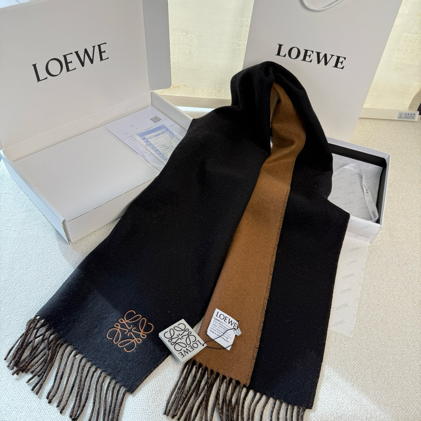 🆕 【▪▪ Loewe · 罗意威️难得一见的温柔配色，低调又不失优雅❗️】重点推荐❗️双面配色，一条围