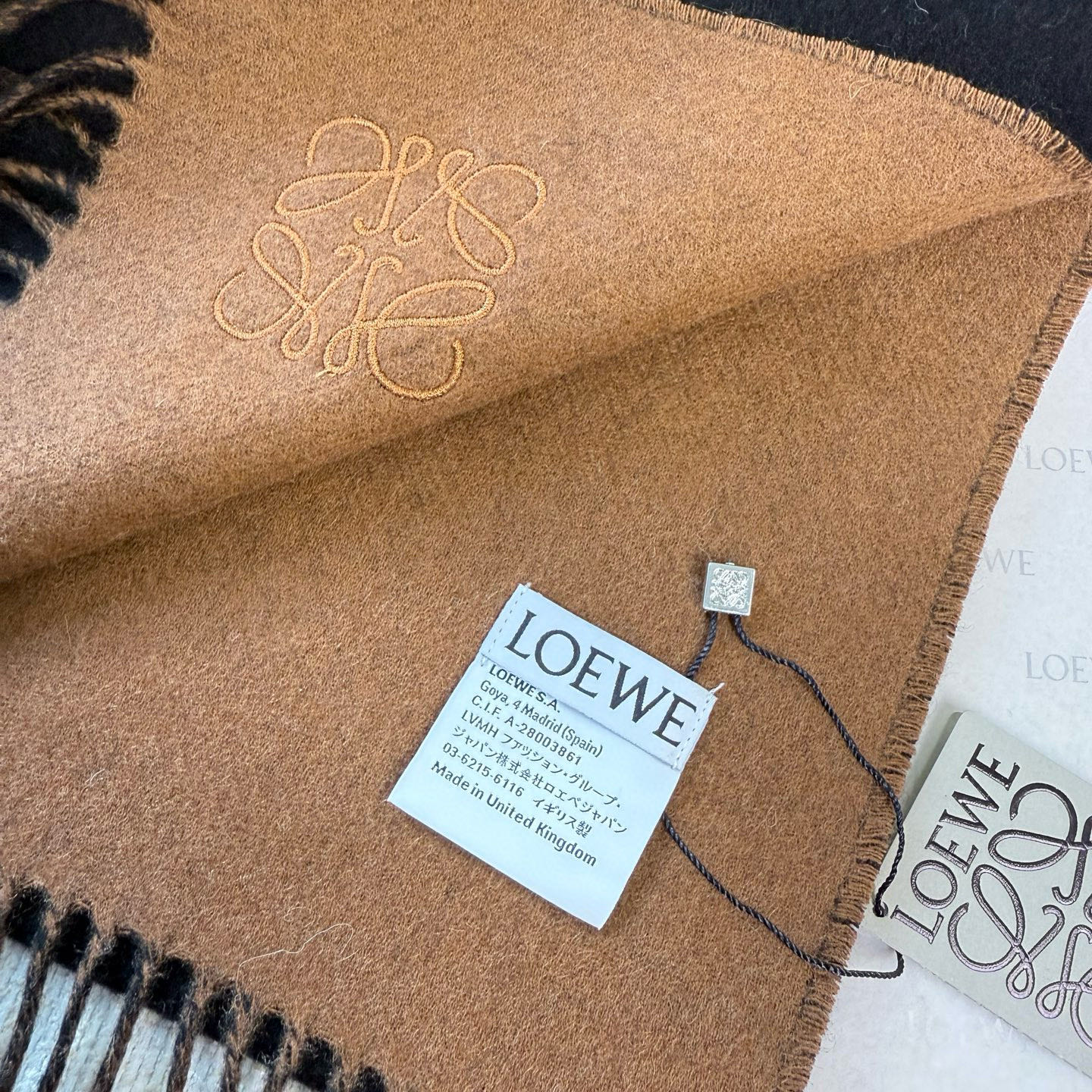 🆕 【▪▪ Loewe · 罗意威️难得一见的温柔配色，低调又不失优雅❗️】重点推荐❗️双面配色，一条围