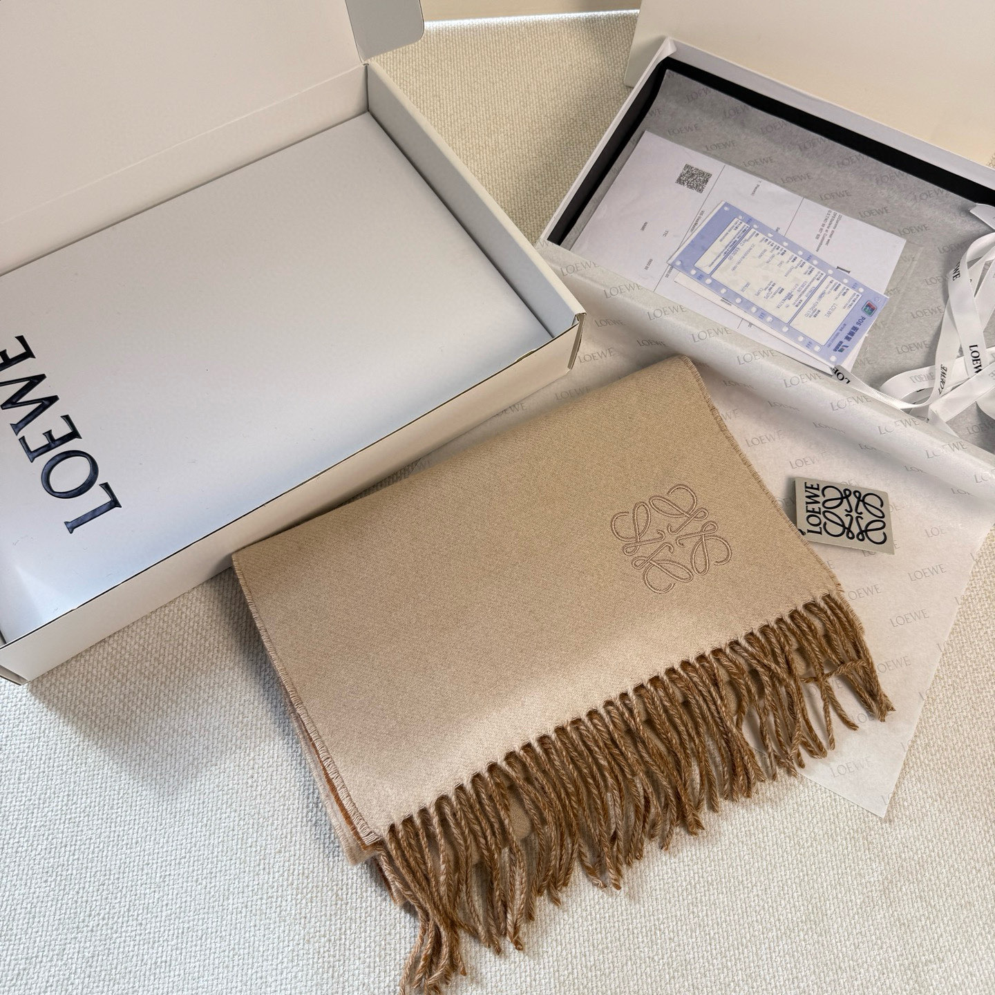 🆕 【▪▪ Loewe · 罗意威️难得一见的温柔配色，低调又不失优雅❗️】重点推荐❗️双面配色，一条围