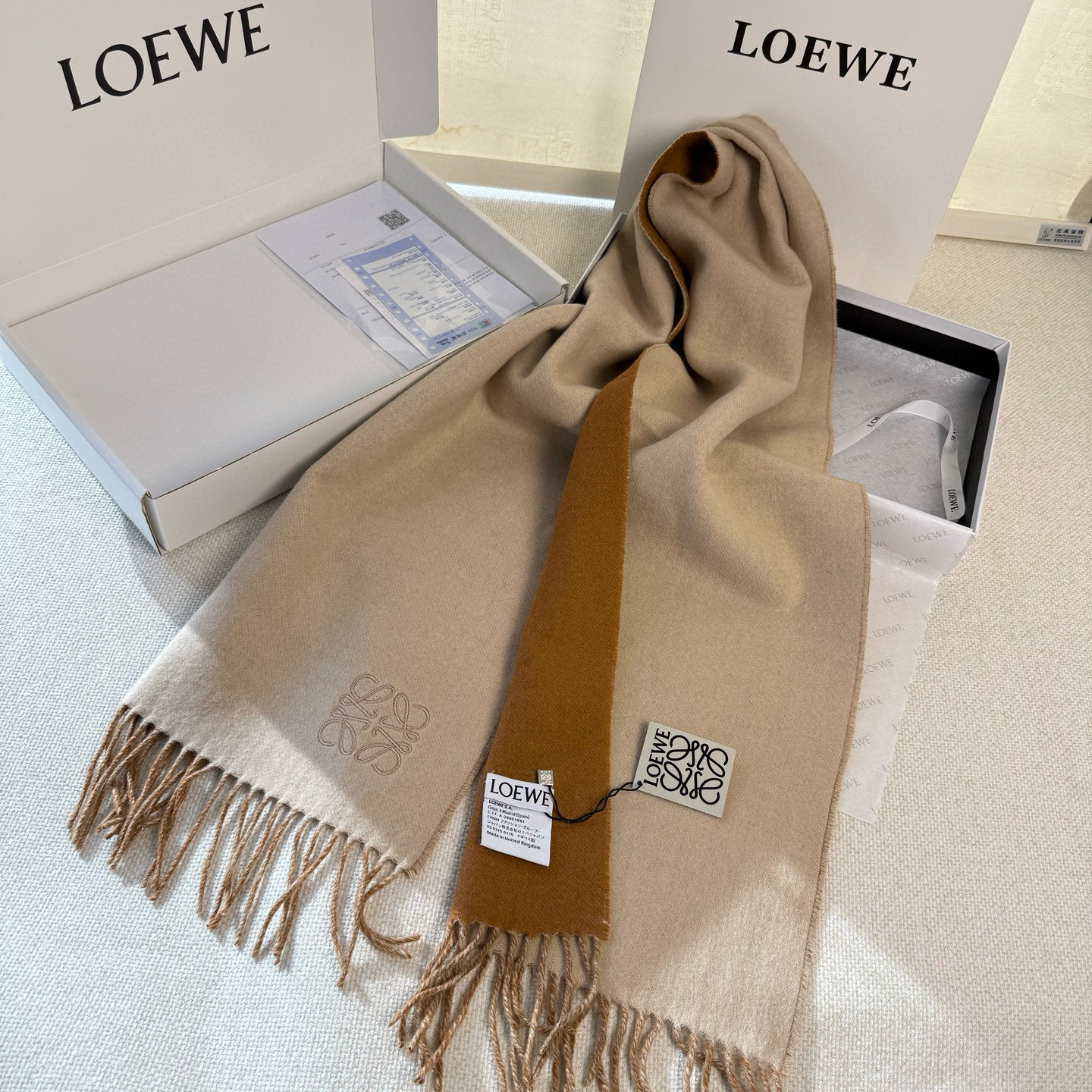 🆕 【▪▪ Loewe · 罗意威️难得一见的温柔配色，低调又不失优雅❗️】重点推荐❗️双面配色，一条围
