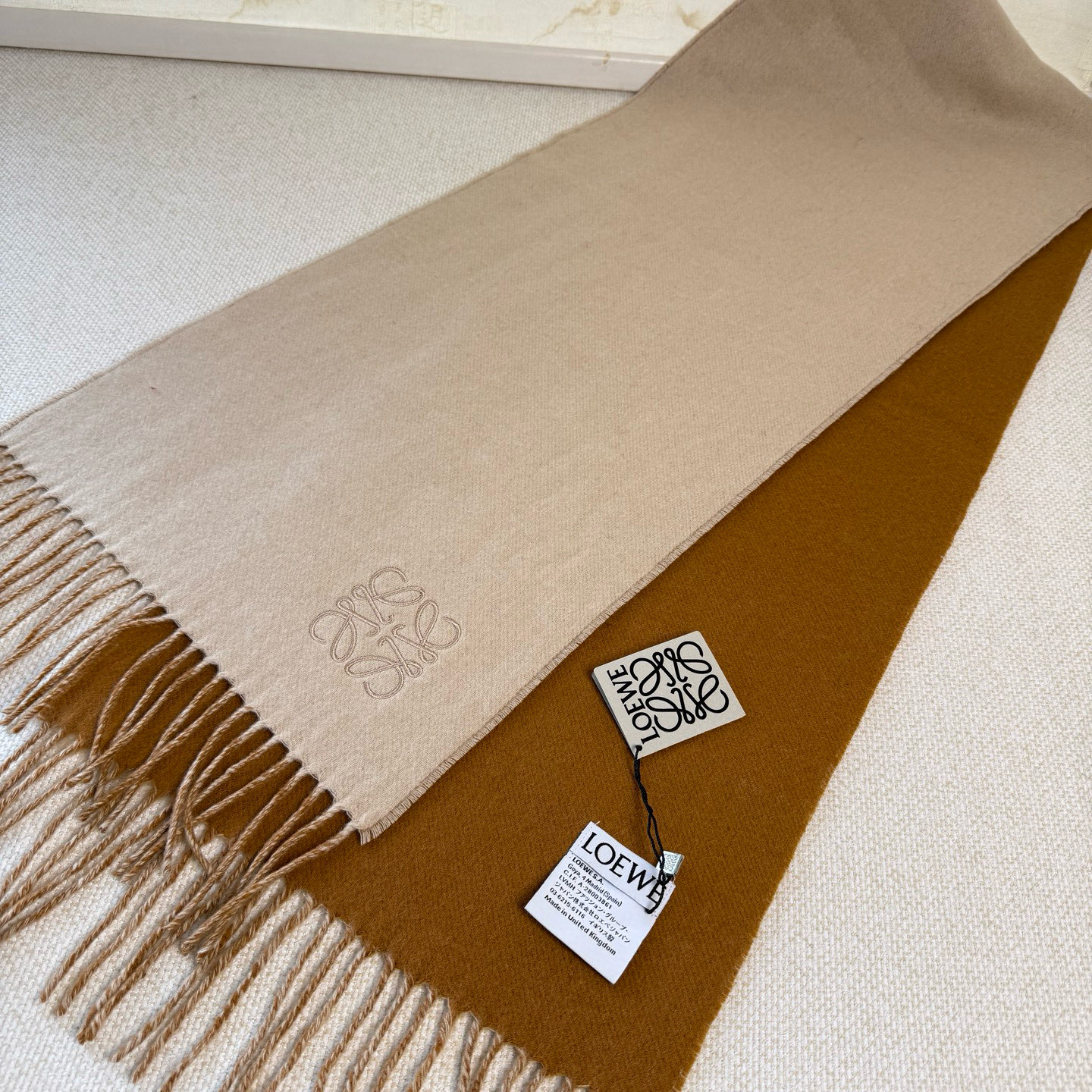 🆕 【▪▪ Loewe · 罗意威️难得一见的温柔配色，低调又不失优雅❗️】重点推荐❗️双面配色，一条围